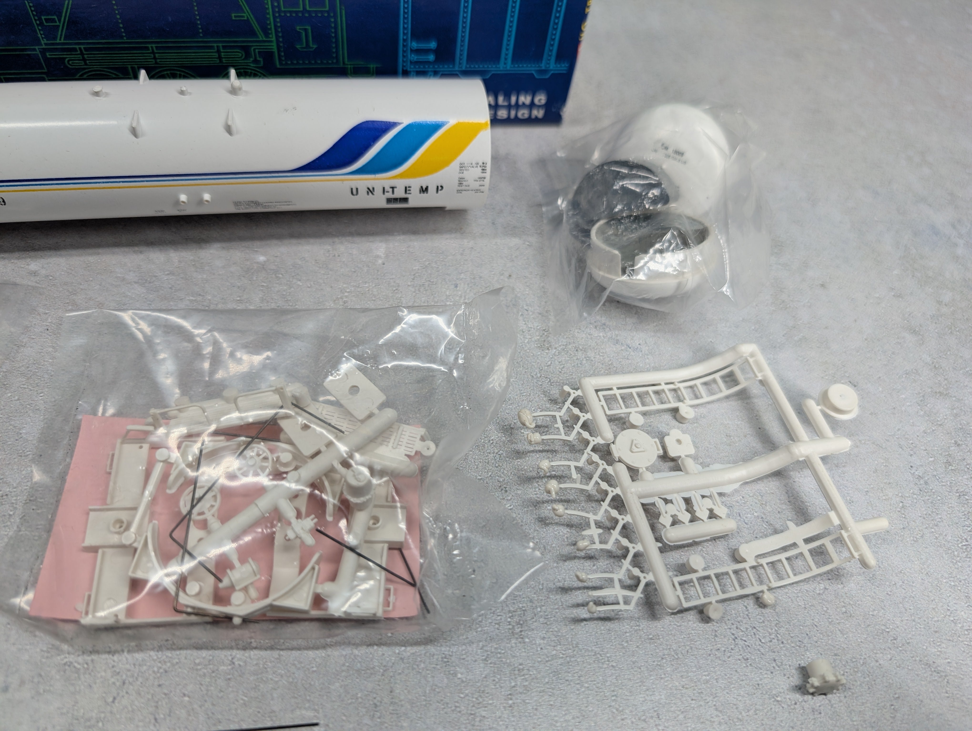 USED Roundhouse 3251 HO Scale 50' Tank Car Archer Daniels Midland ADMX #18009 Corn Sweeteners KIT