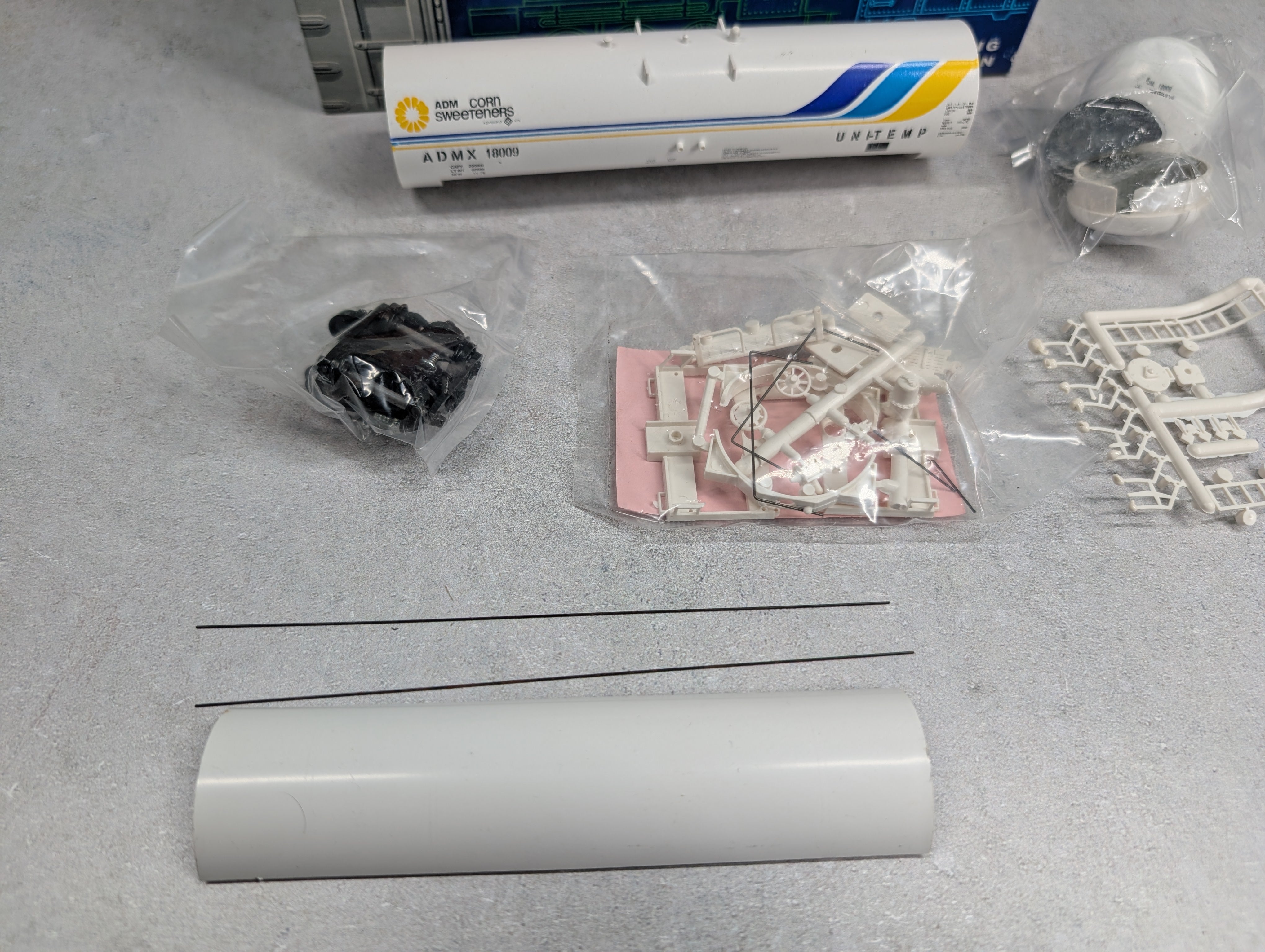 USED Roundhouse 3251 HO Scale 50' Tank Car Archer Daniels Midland ADMX #18009 Corn Sweeteners KIT