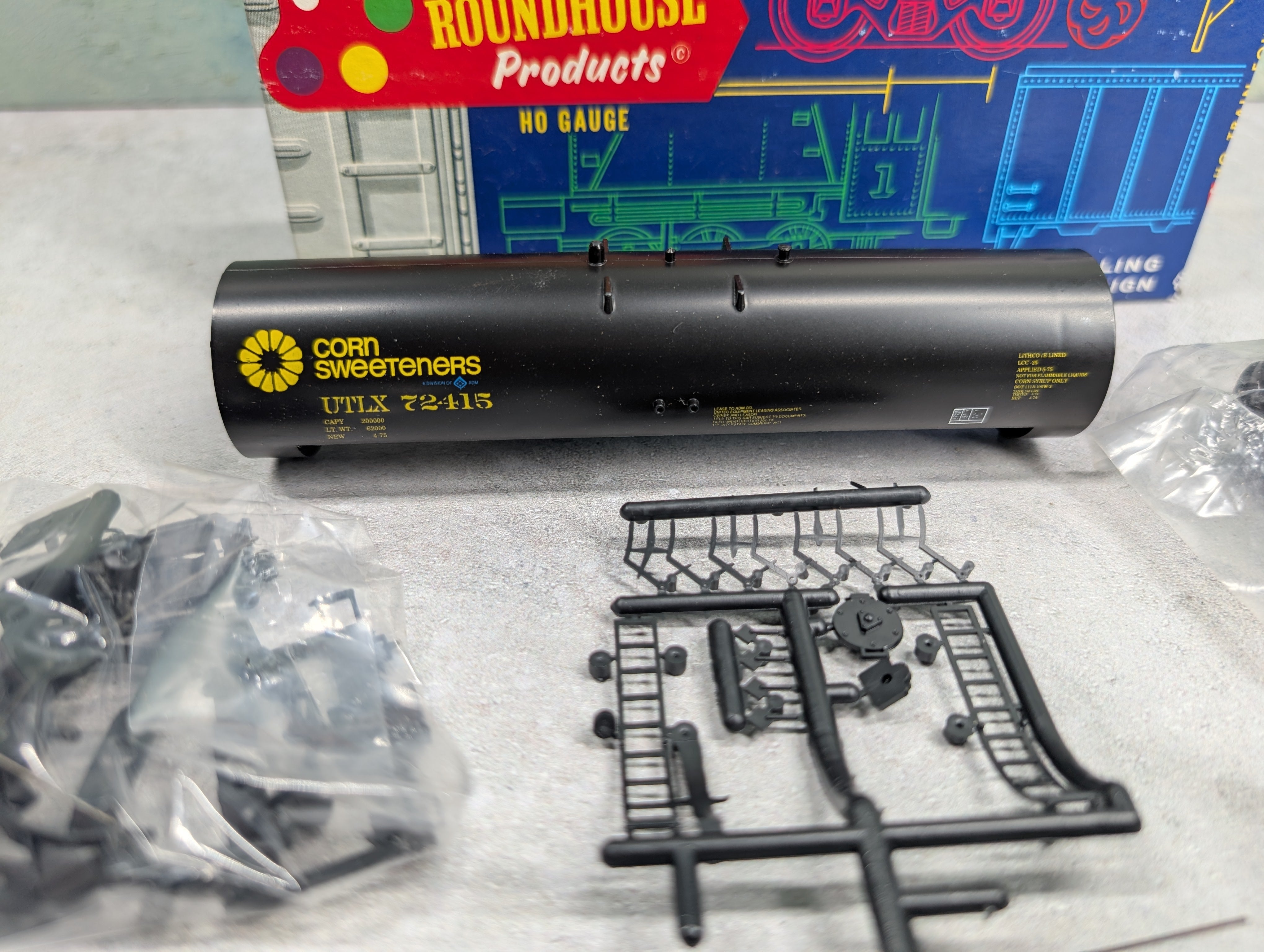 USED Roundhouse 3249 HO Scale 50' Tank Car Archer Daniels Midland UTLX #72415 Corn Sweeteners KIT