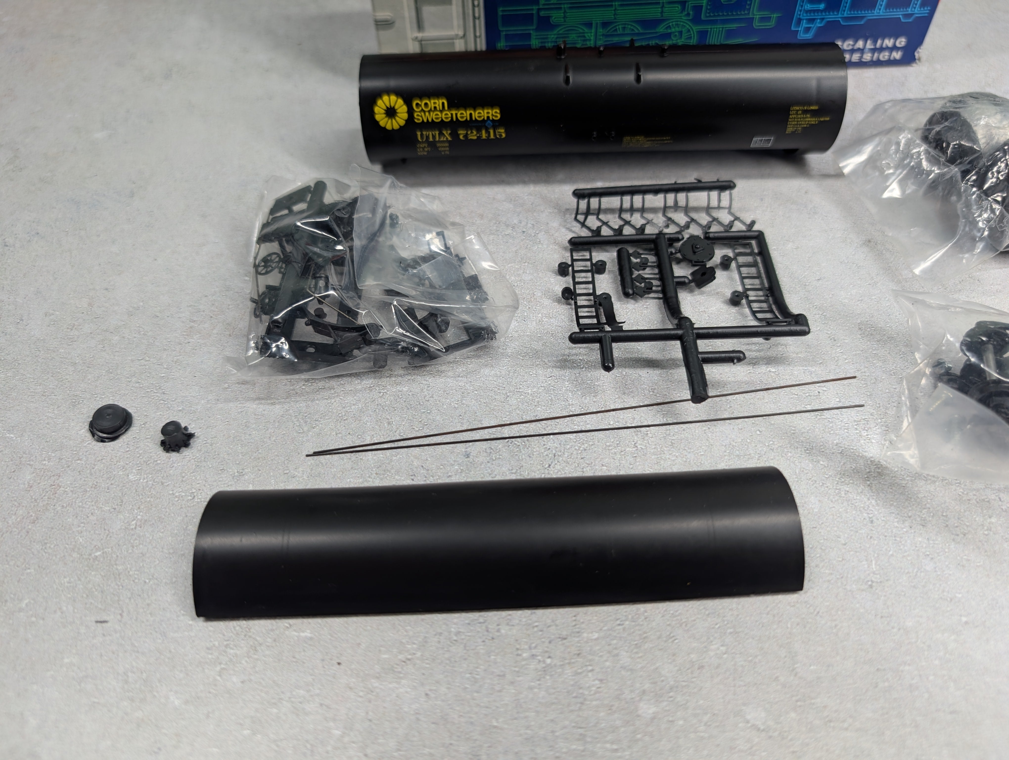 USED Roundhouse 3249 HO Scale 50' Tank Car Archer Daniels Midland UTLX #72415 Corn Sweeteners KIT