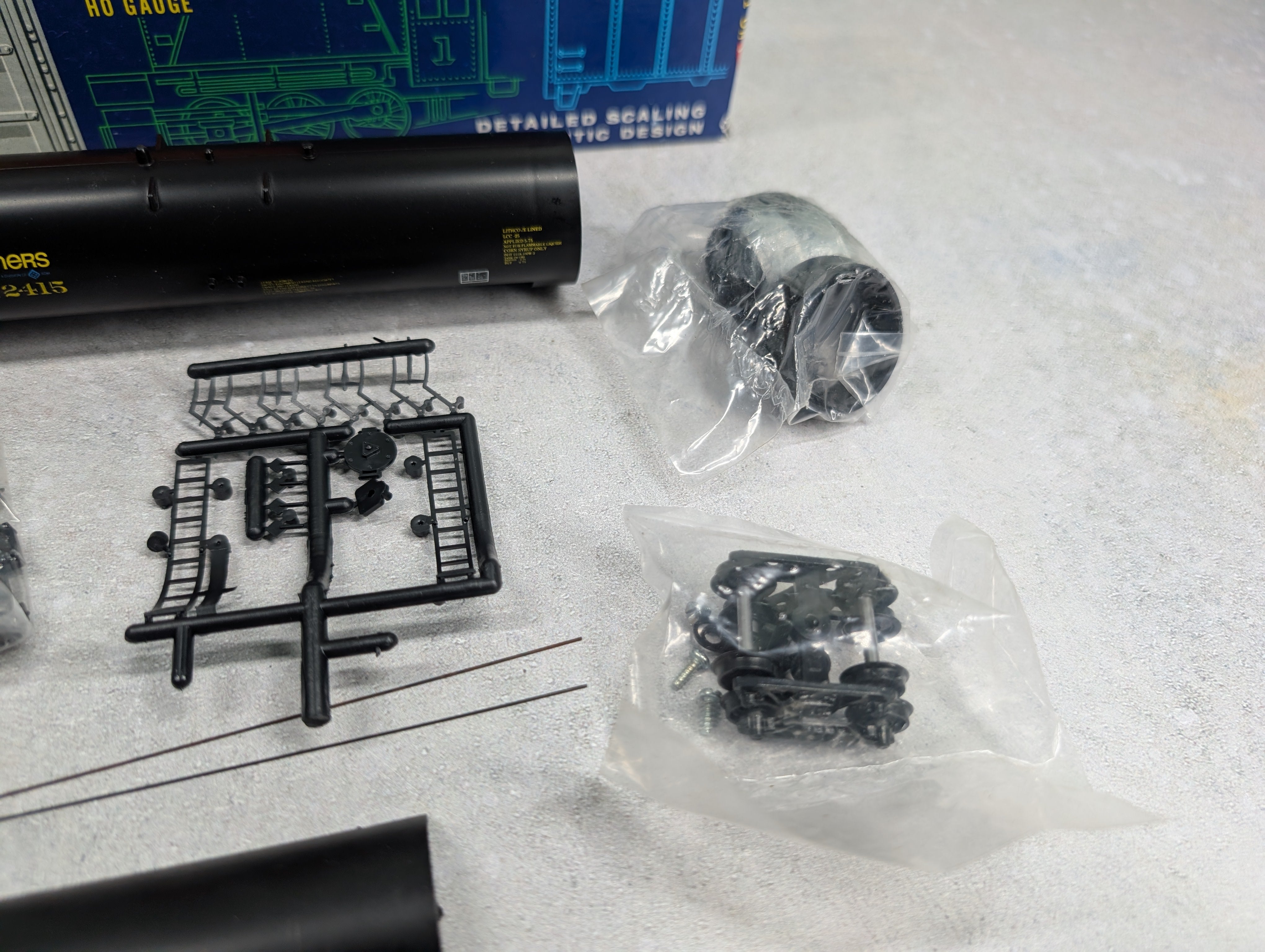 USED Roundhouse 3249 HO Scale 50' Tank Car Archer Daniels Midland UTLX #72415 Corn Sweeteners KIT