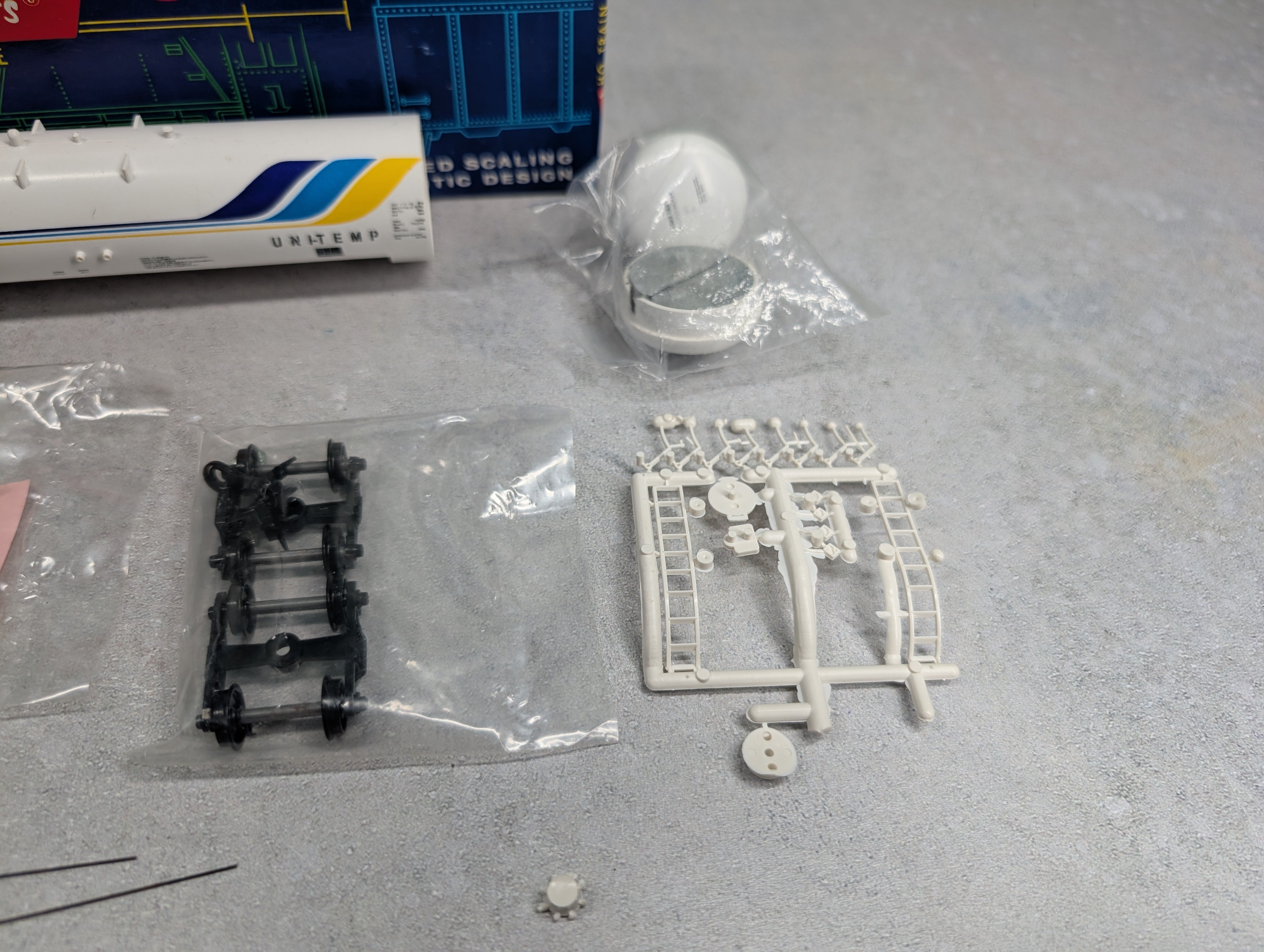 USED Roundhouse 3251 HO Scale 50' Tank Car Archer Daniels Midland ADMX #18021 Corn Sweeteners KIT