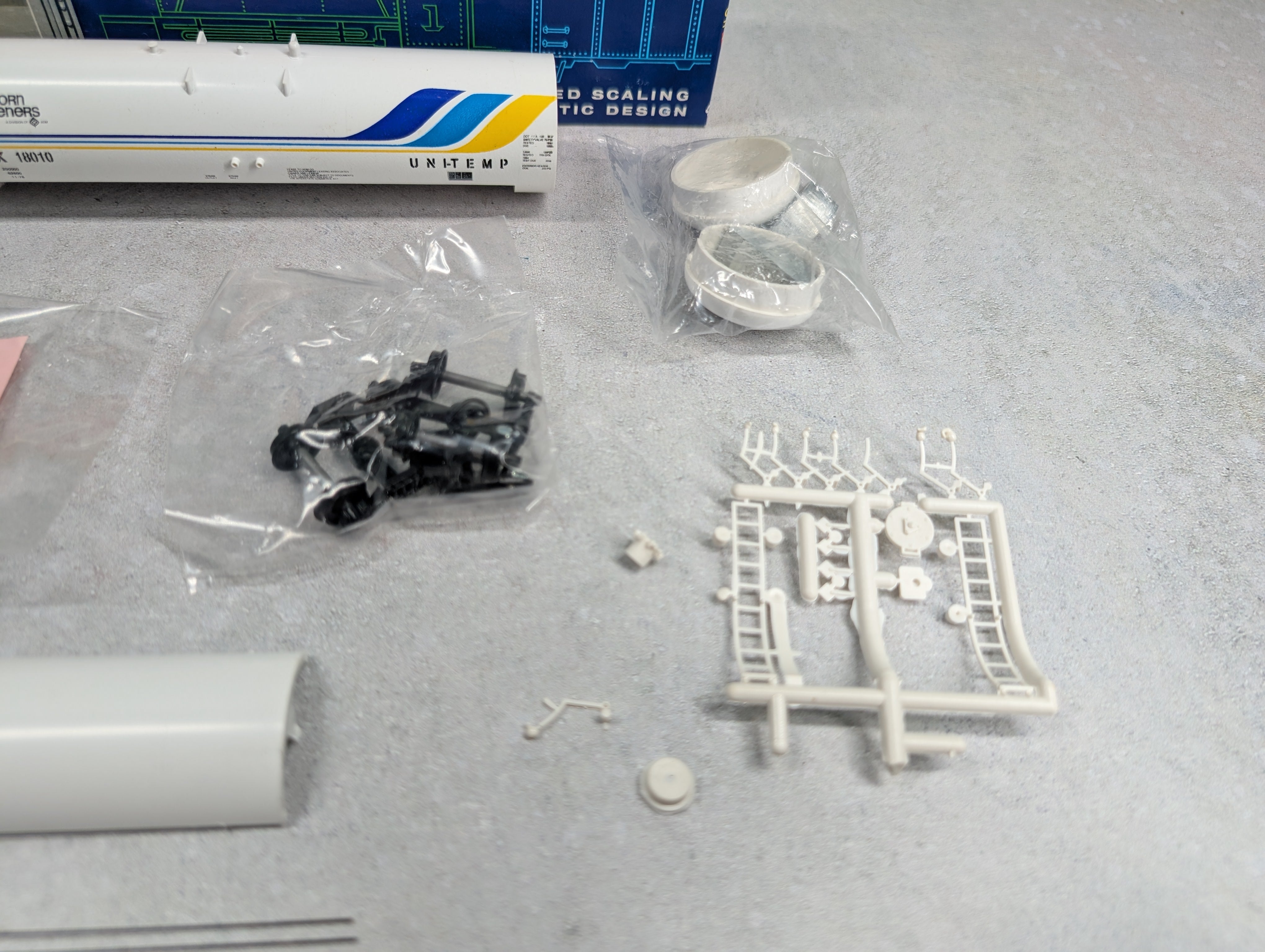 USED Roundhouse 3251 HO Scale 50' Tank Car Archer Daniels Midland ADMX #18010 Corn Sweeteners KIT