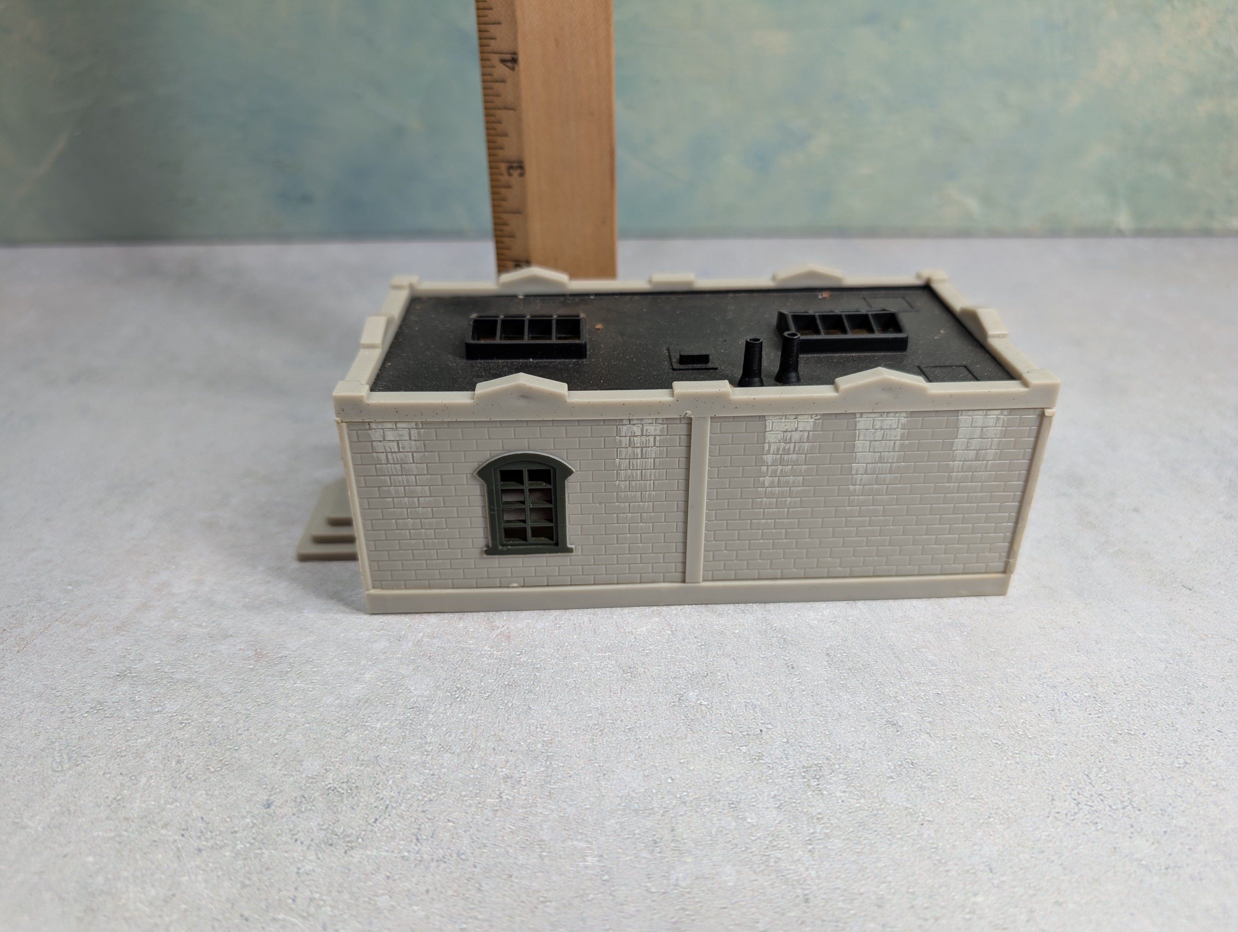 USED HO Scale Light Gray Brick Office