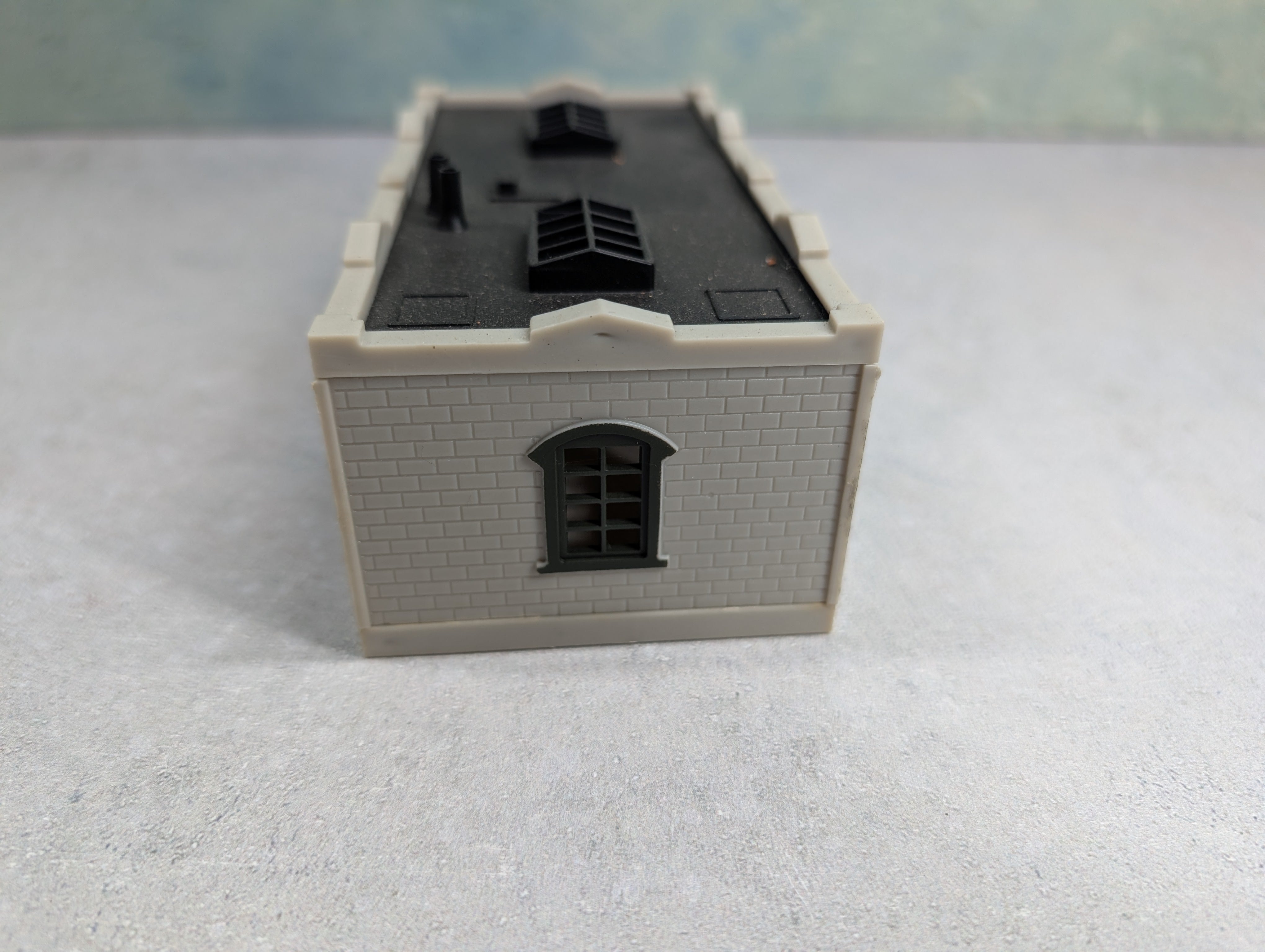 USED HO Scale Light Gray Brick Office