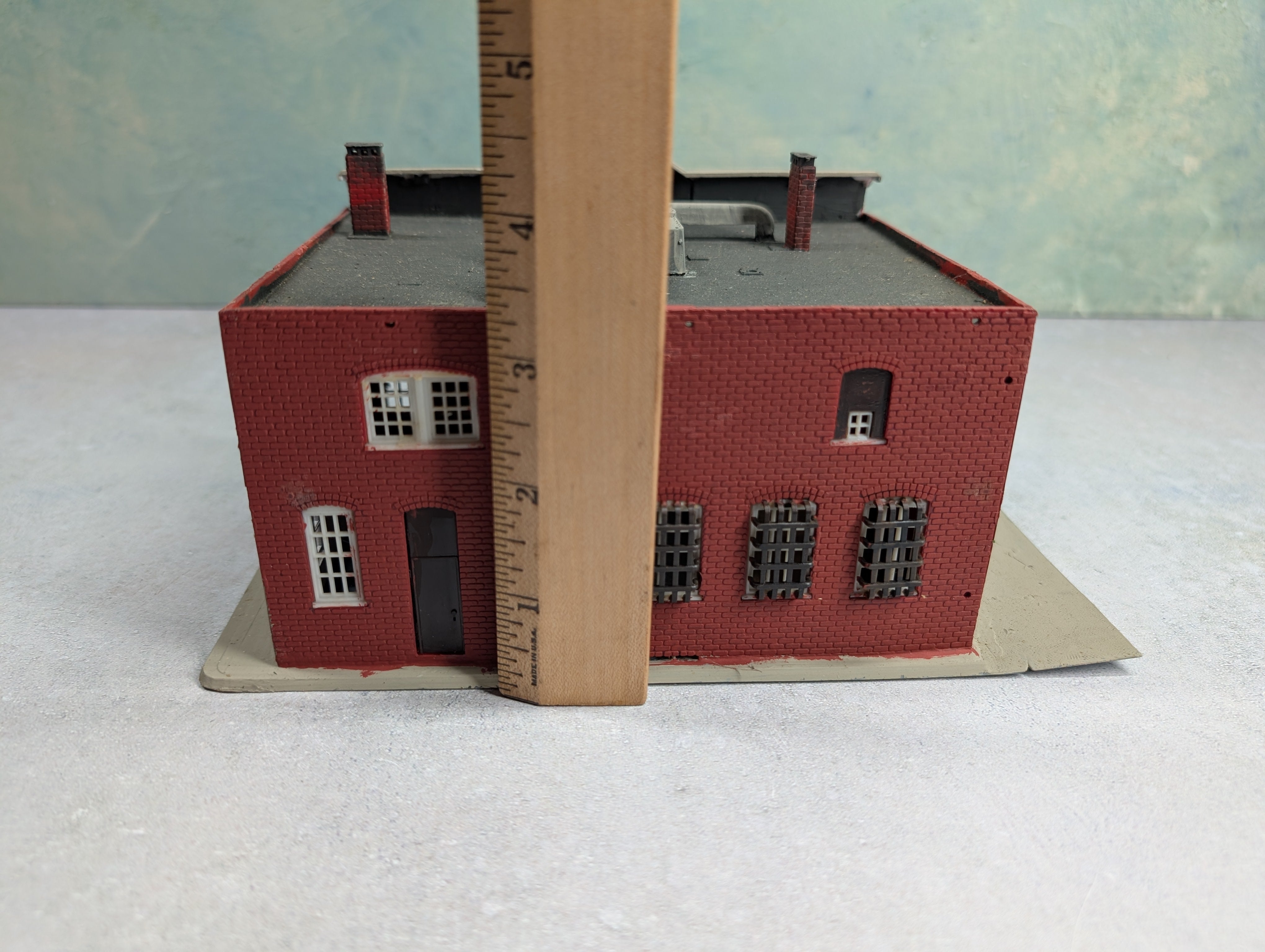 USED HO Scale Large Brick Building
