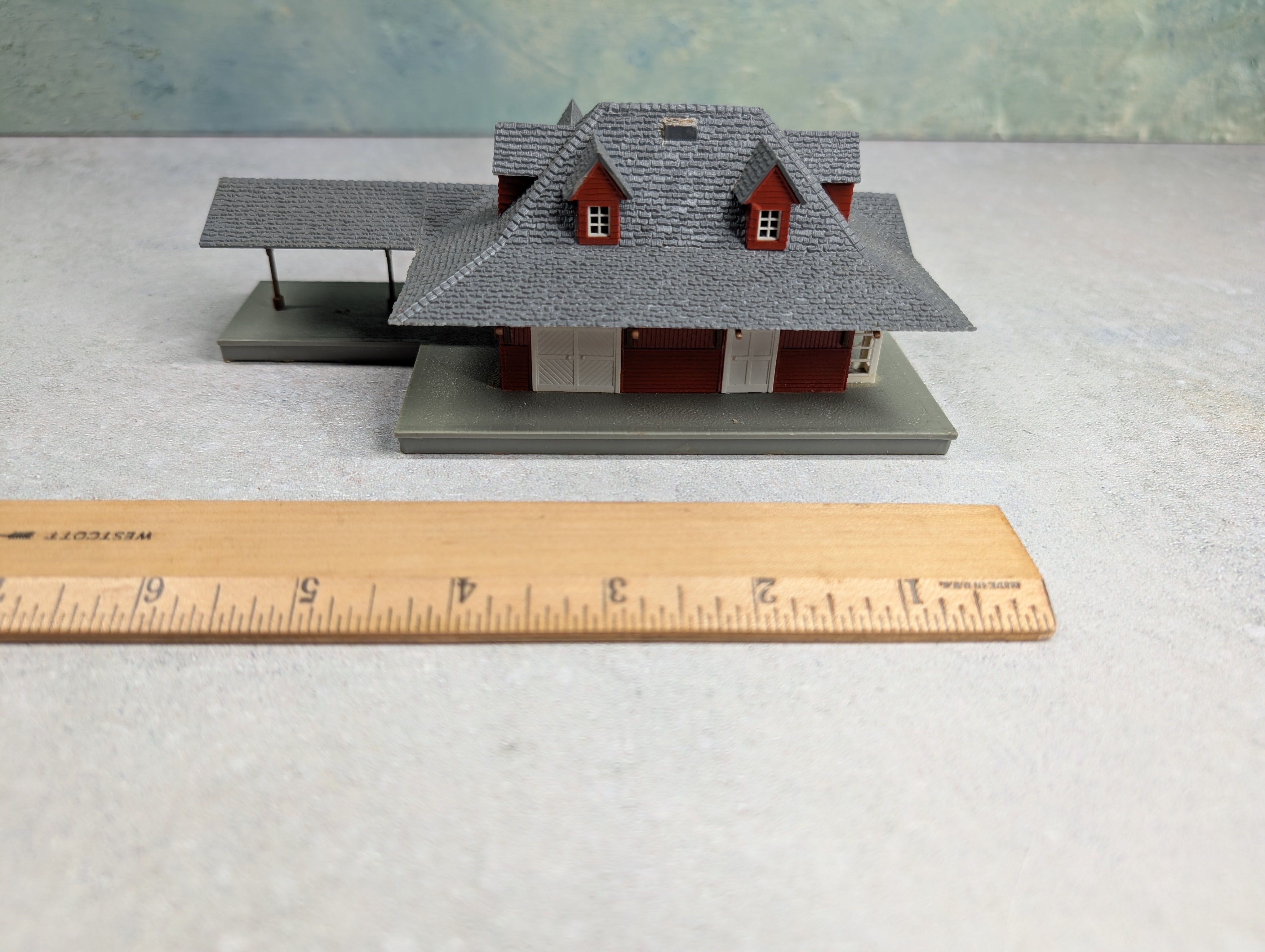 USED Pola HO Scale Freight Station