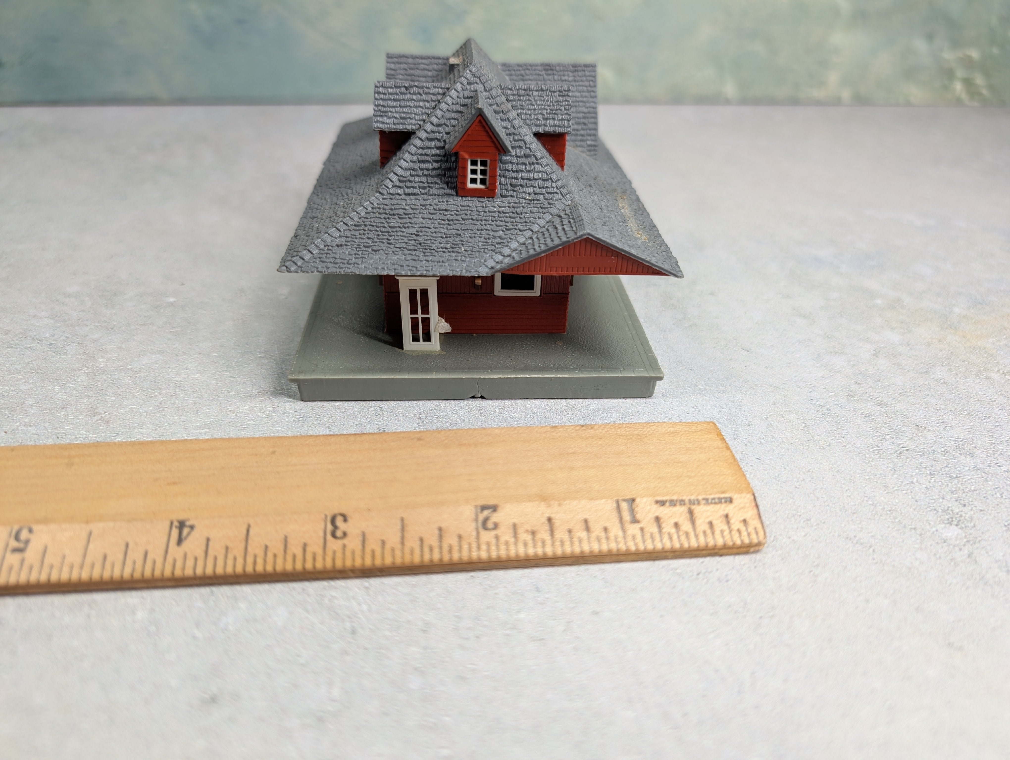 USED Pola HO Scale Freight Station