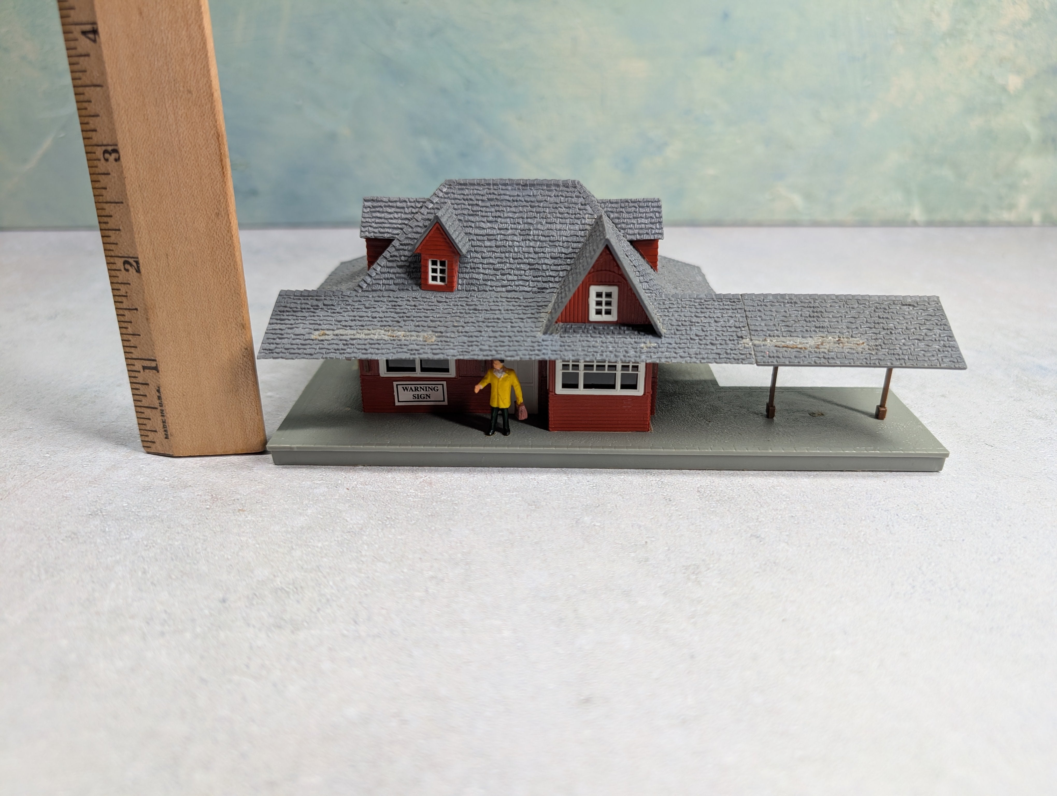USED Pola HO Scale Freight Station