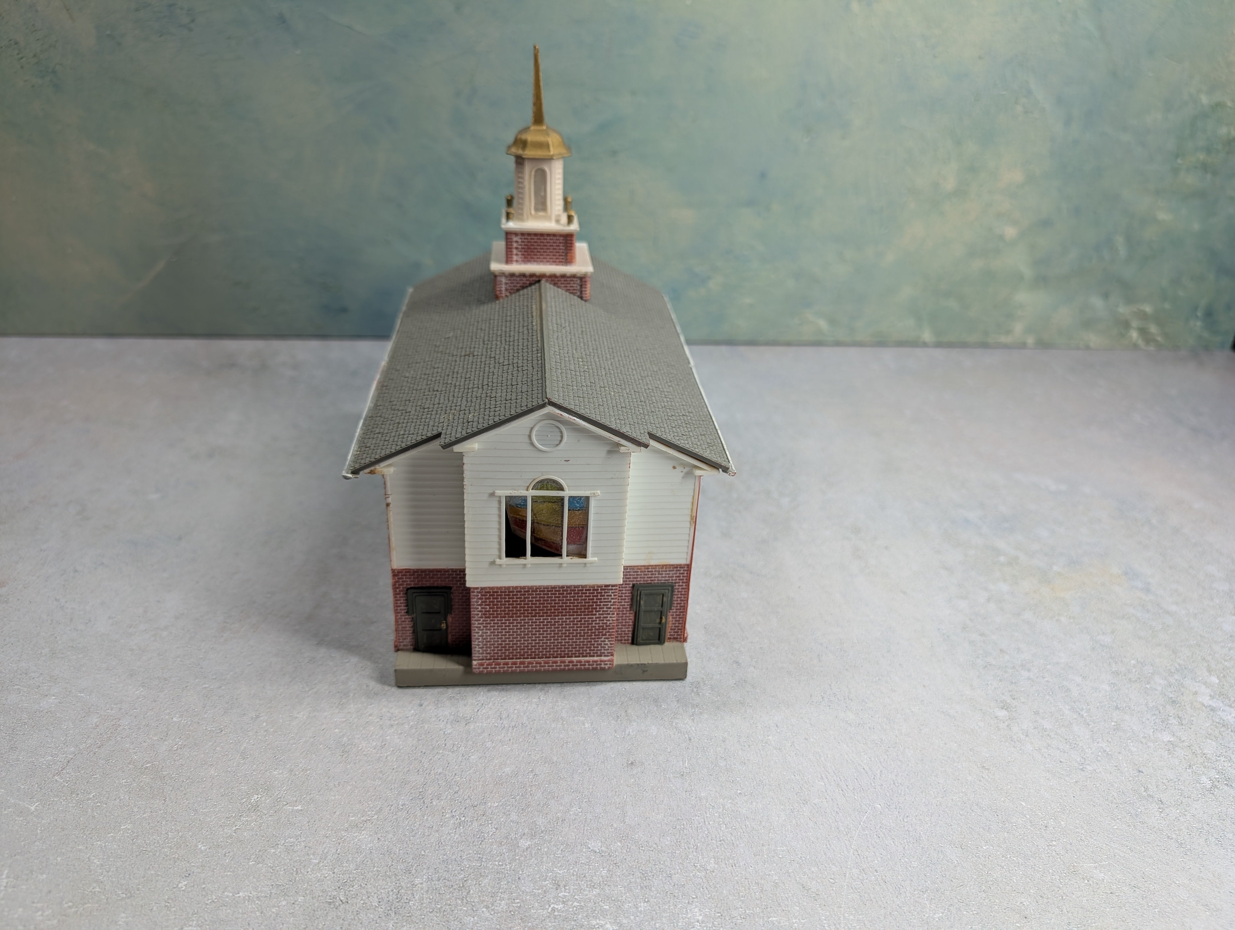 USED HO Scale Large Church, Brick Church
