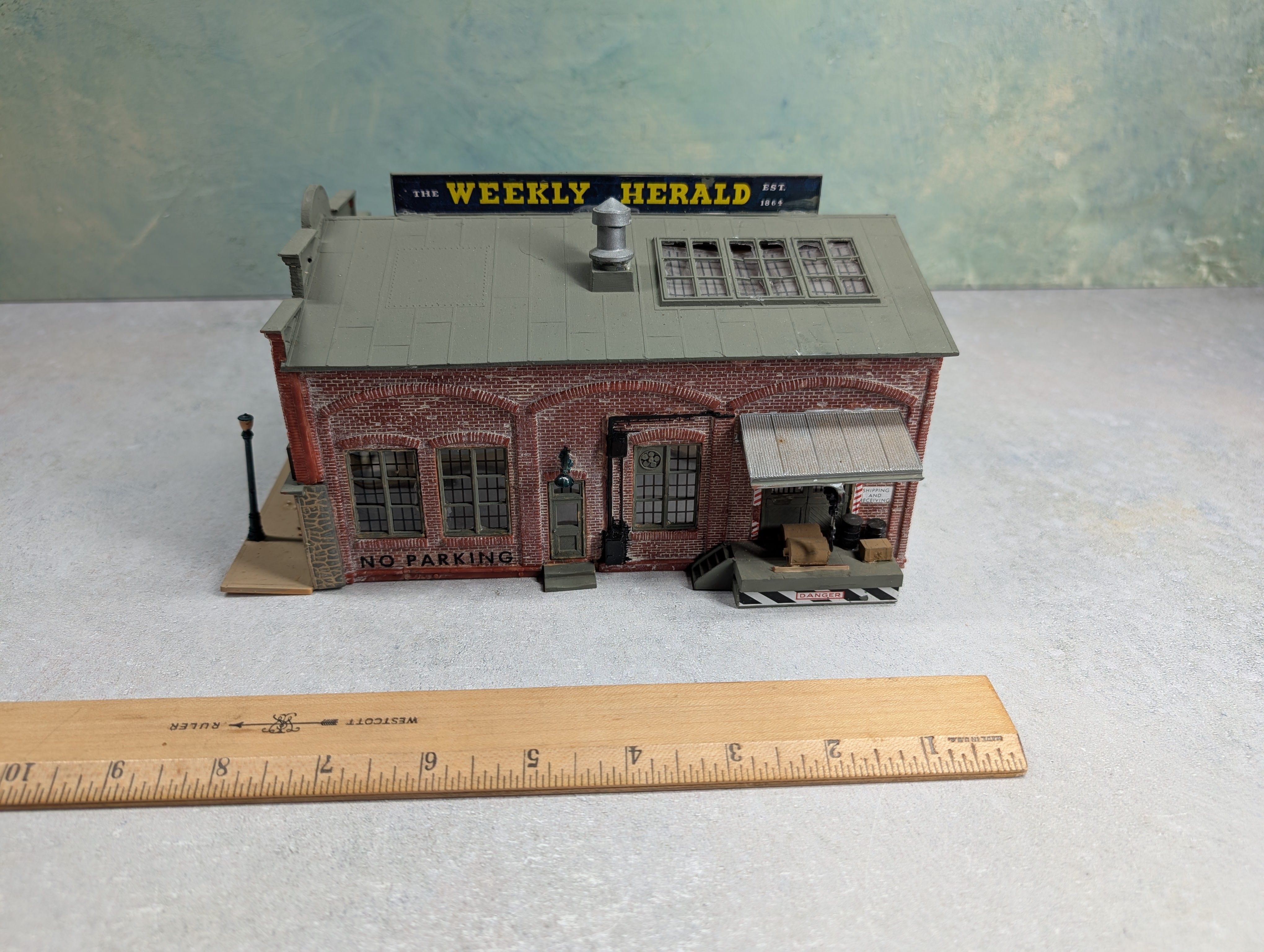 USED HO Scale Weekly Herald, Brick Building