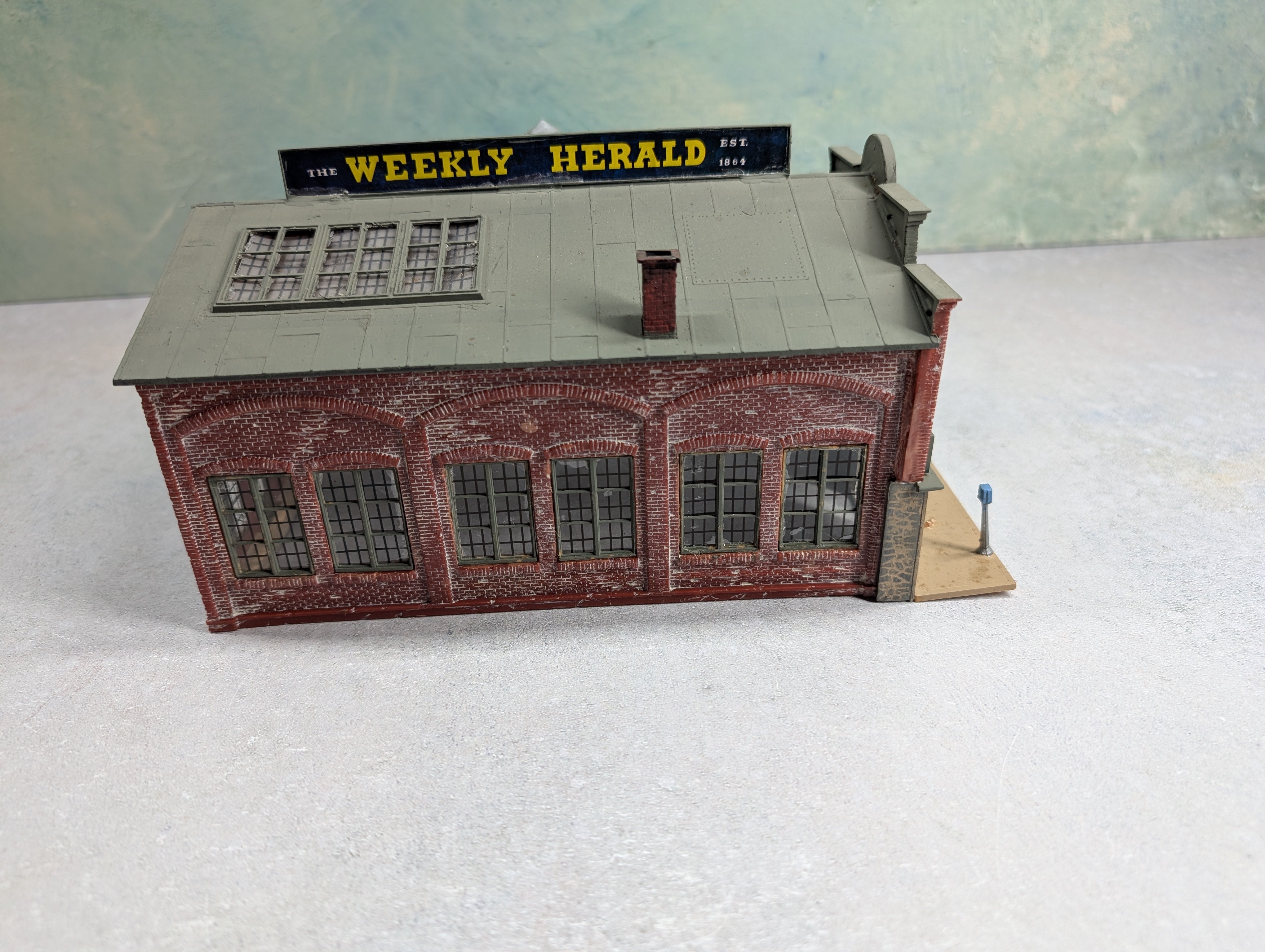 USED HO Scale Weekly Herald, Brick Building