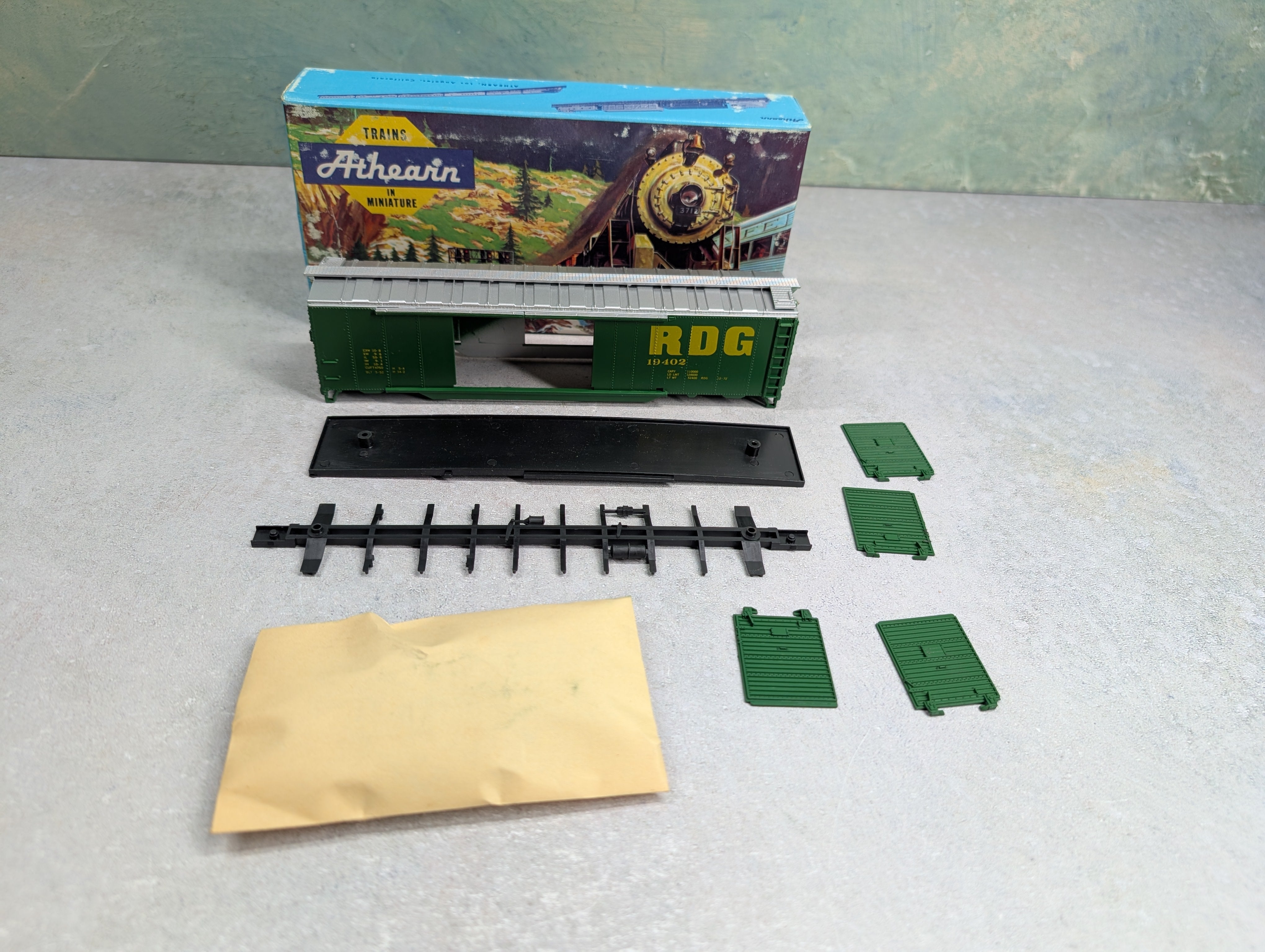 USED Athearn HO Scale 50' DD Box Car Reading RDG #19402 Bev-Bel KIT