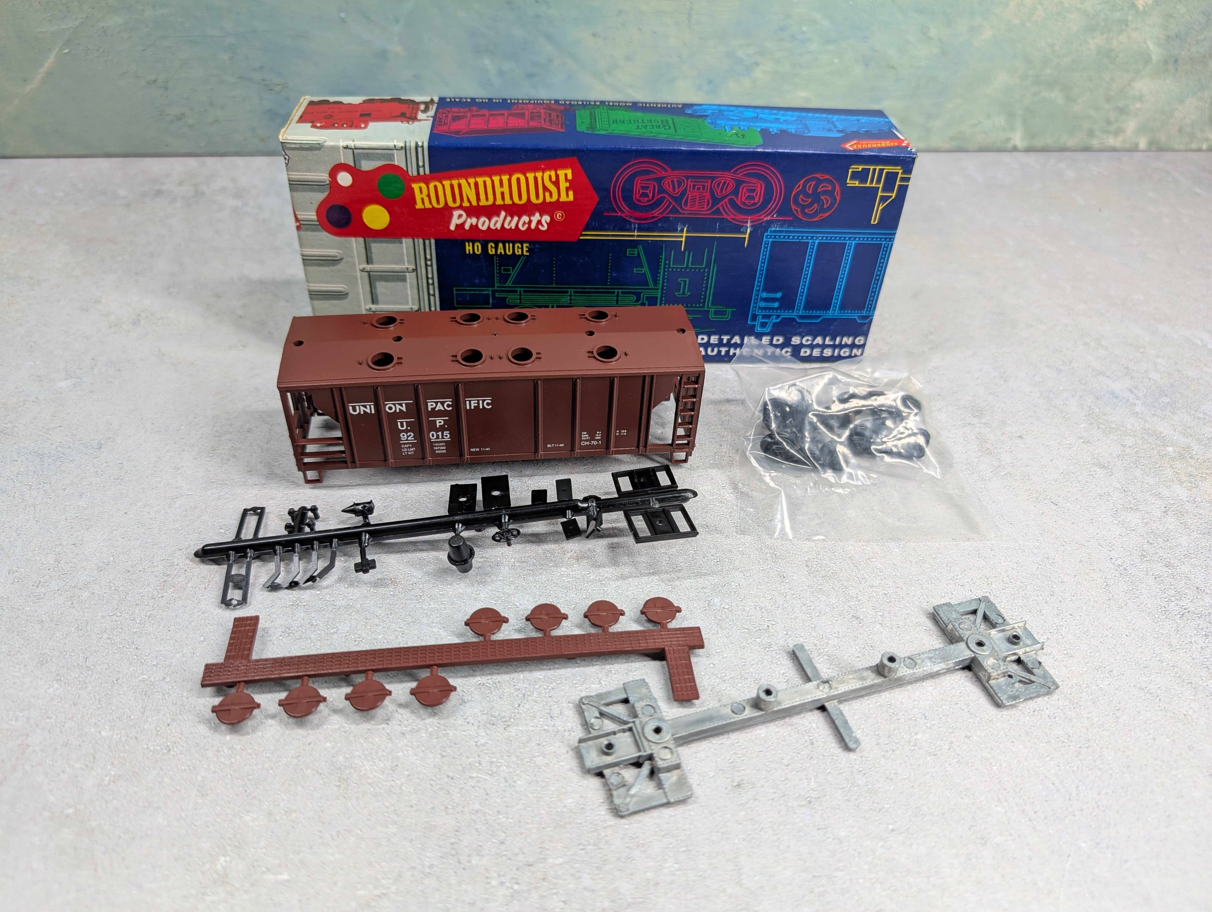 USED Roundhouse 3221 HO Scale 2 Bay Covered Hopper Union Pacifc UP #92015 KIT