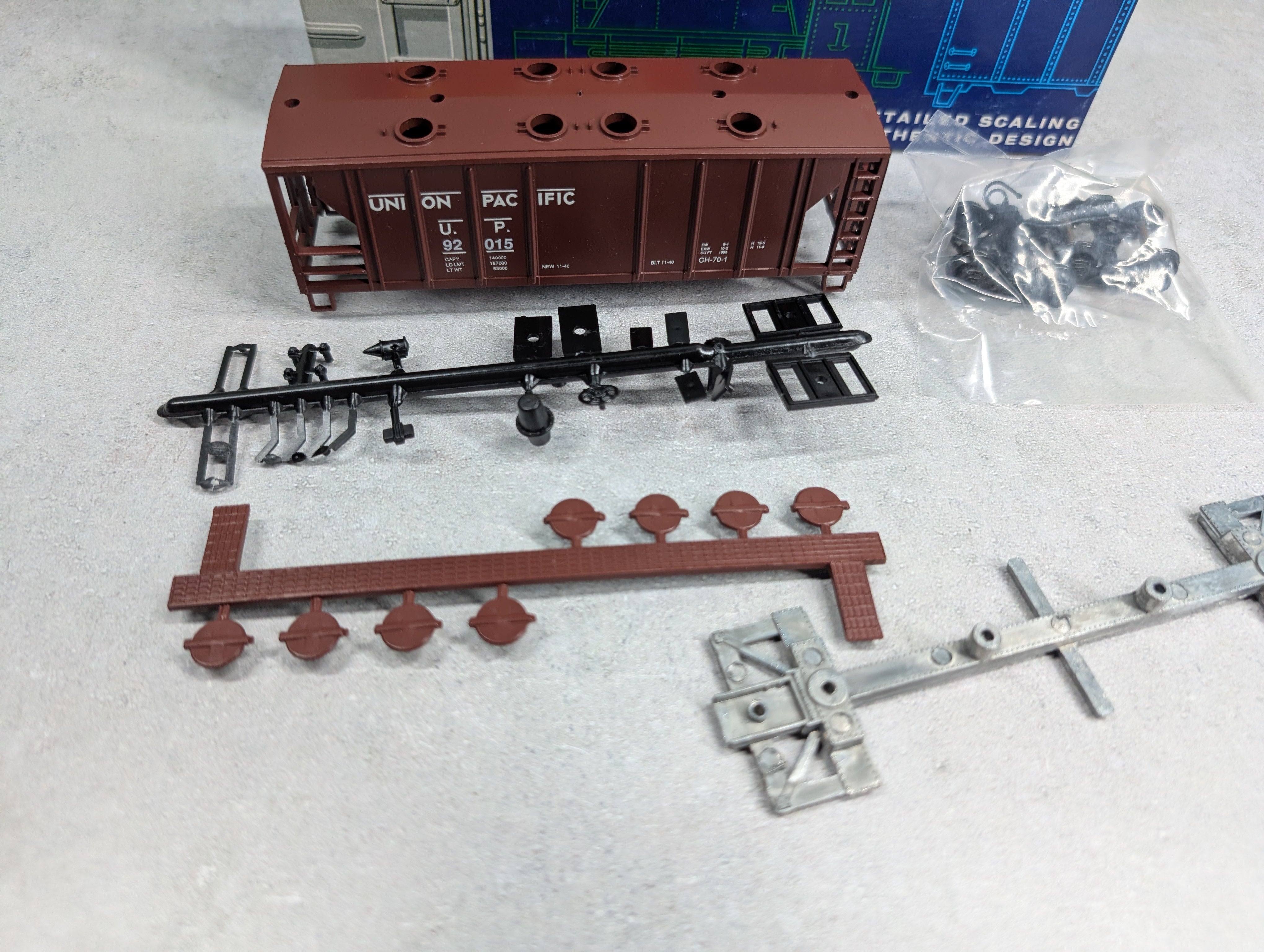 USED Roundhouse 3221 HO Scale 2 Bay Covered Hopper Union Pacifc UP #92015 KIT