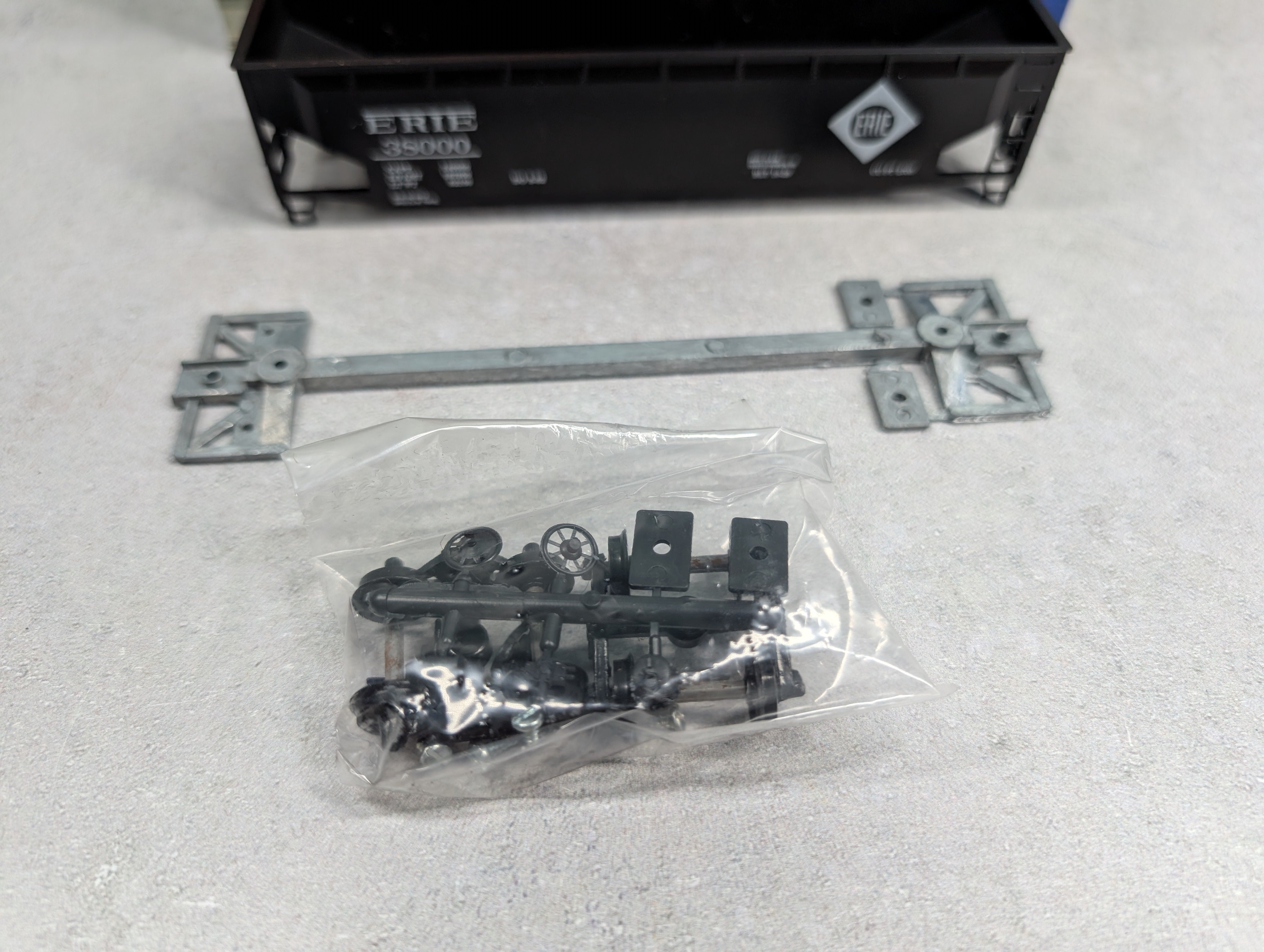 USED Roundhouse 1611 HO Scale 3-Bay Rib Side Hopper Erie #38000 KIT