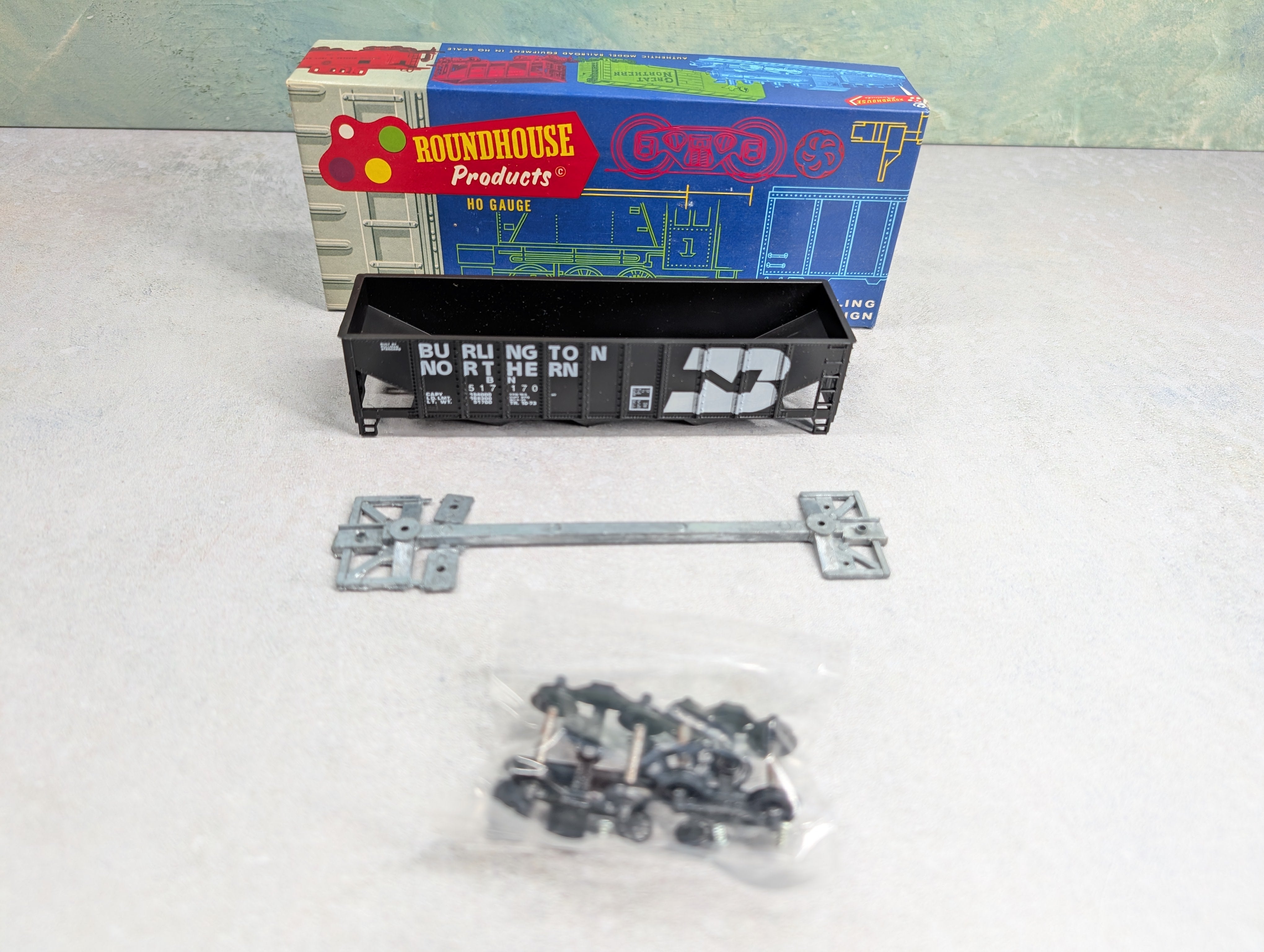 USED Roundhouse 1498 HO Scale 3-Bay Rib Side Hopper Burlington Northern BN #517170 KIT