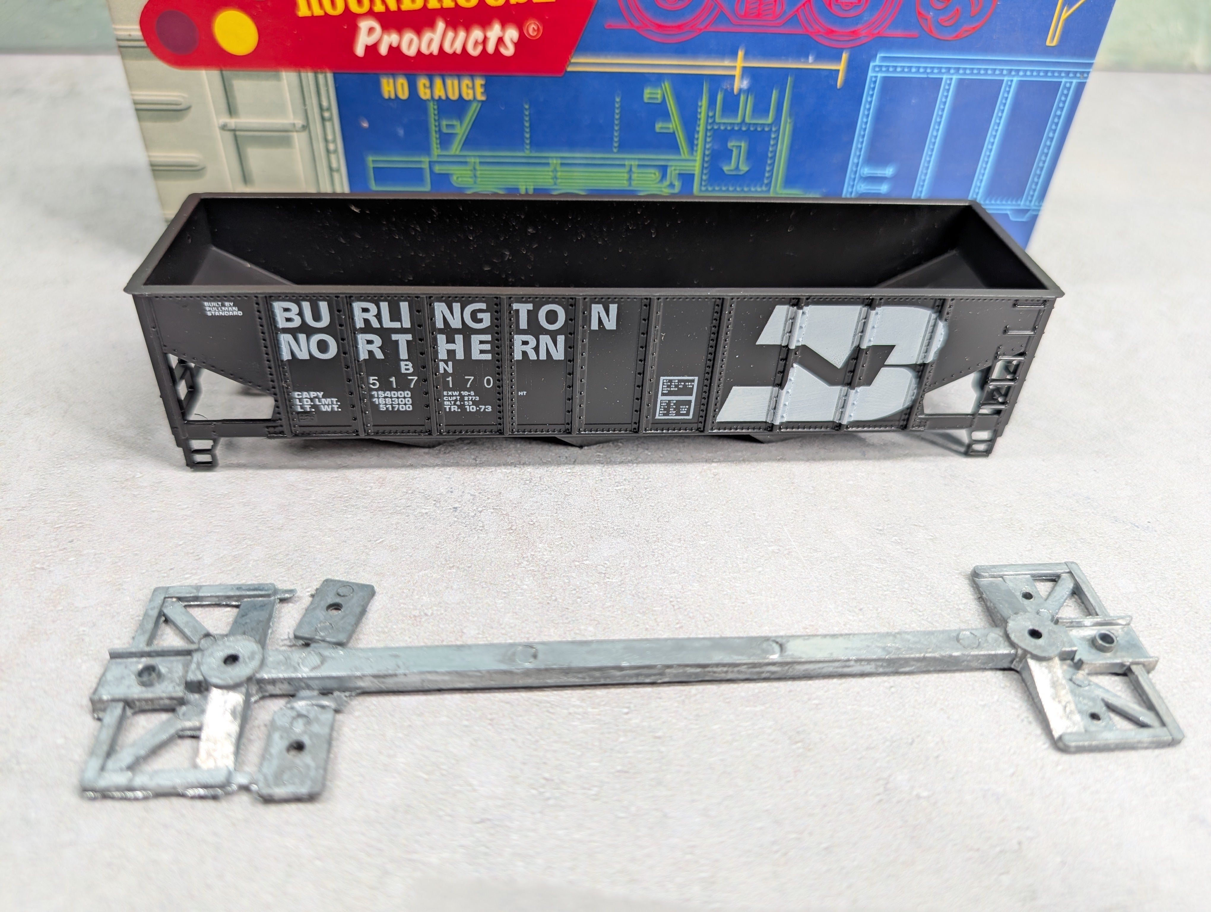 USED Roundhouse 1498 HO Scale 3-Bay Rib Side Hopper Burlington Northern BN #517170 KIT