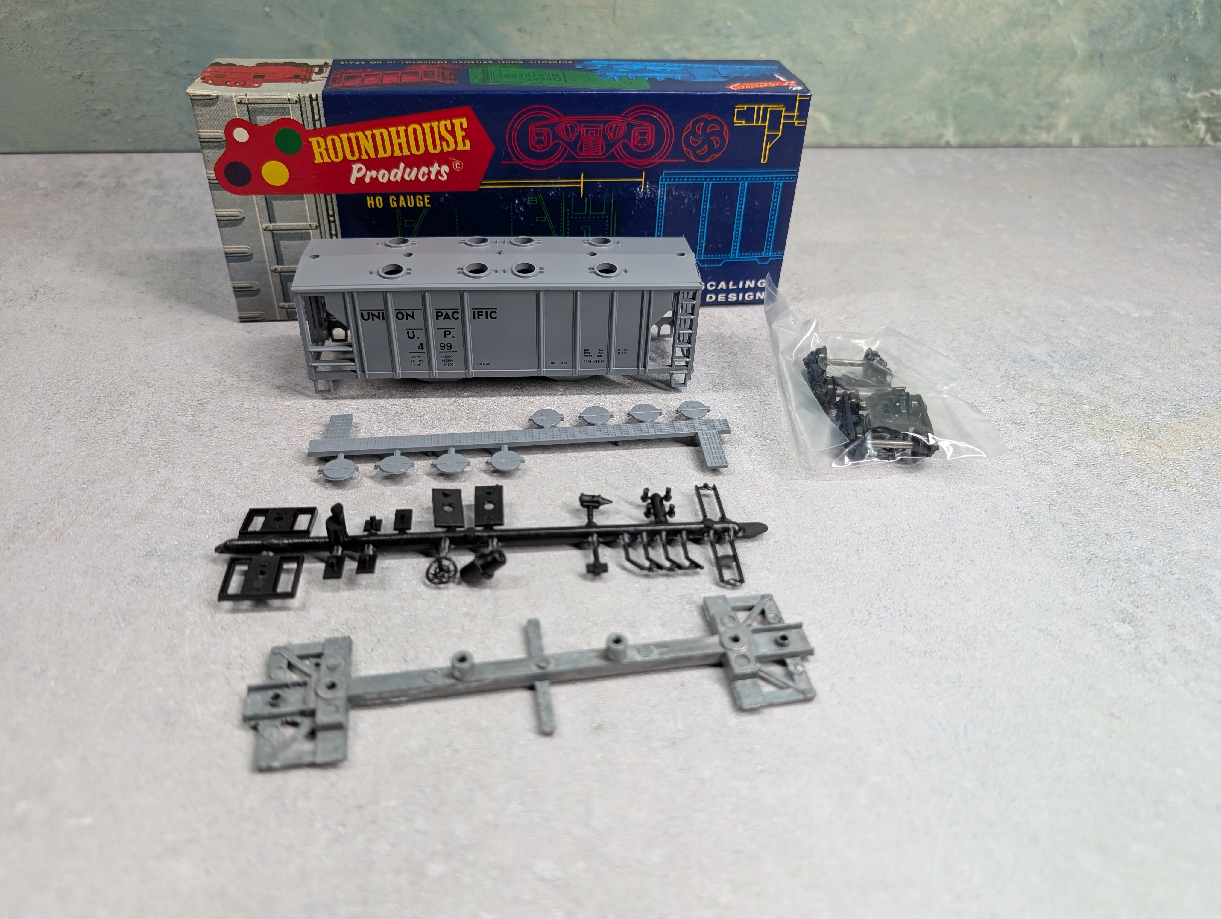 USED Roundhouse 3222 HO Scale 2 Bay Covered Hopper Union Pacifc UP #499 KIT