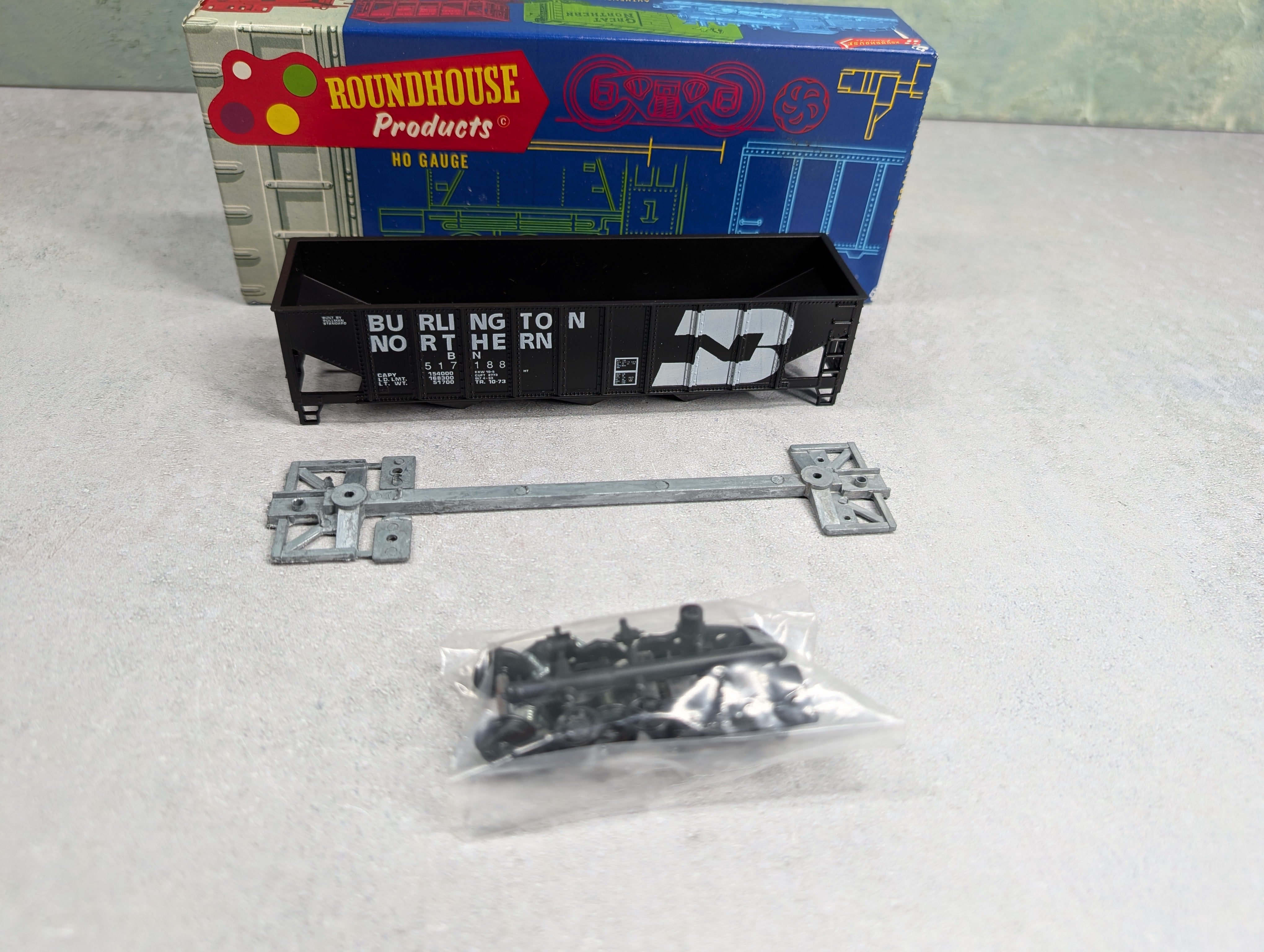 USED Roundhouse 1498 HO Scale 3-Bay Rib Side Hopper Burlington Northern BN #517188 KIT