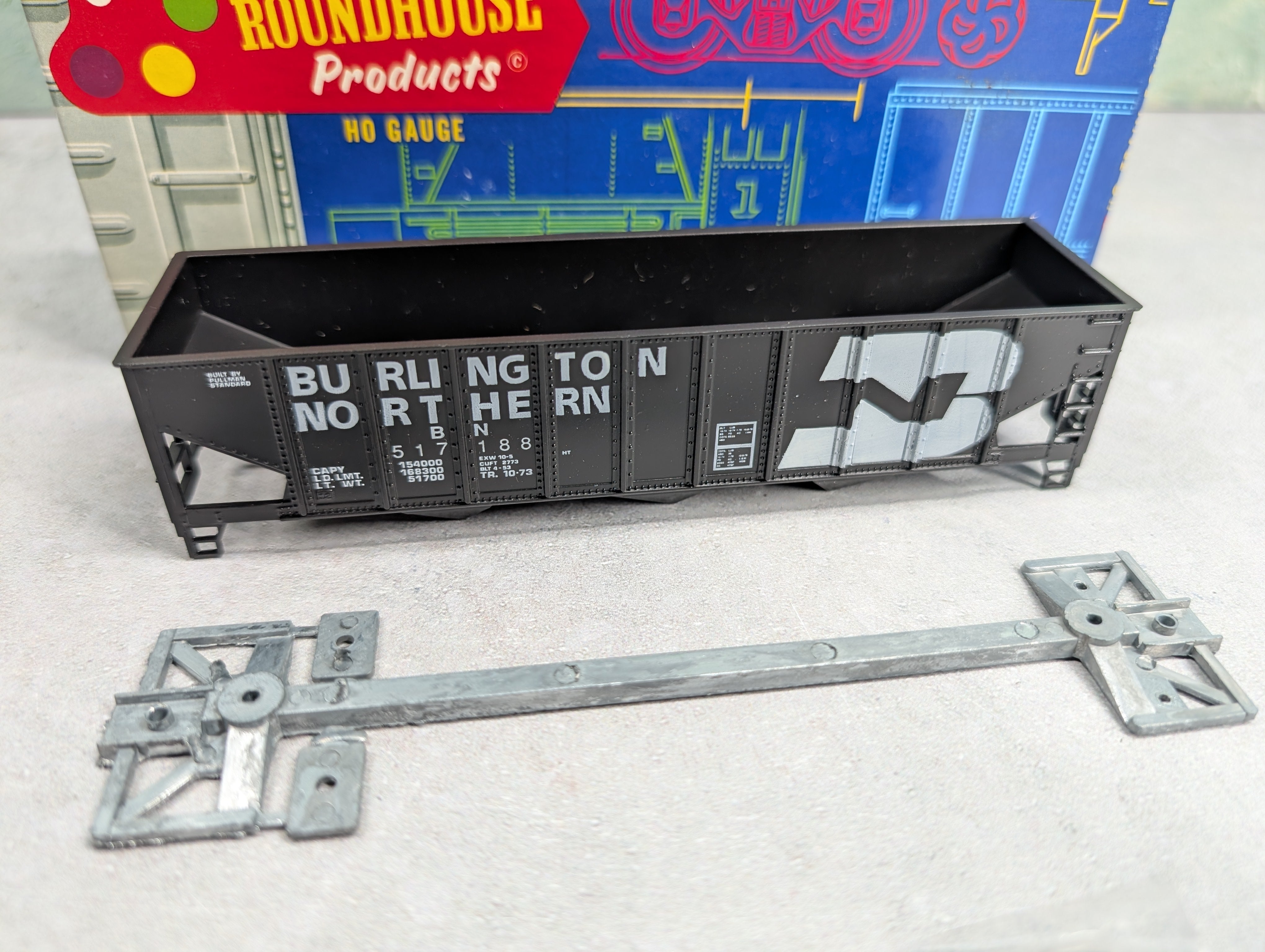 USED Roundhouse 1498 HO Scale 3-Bay Rib Side Hopper Burlington Northern BN #517188 KIT
