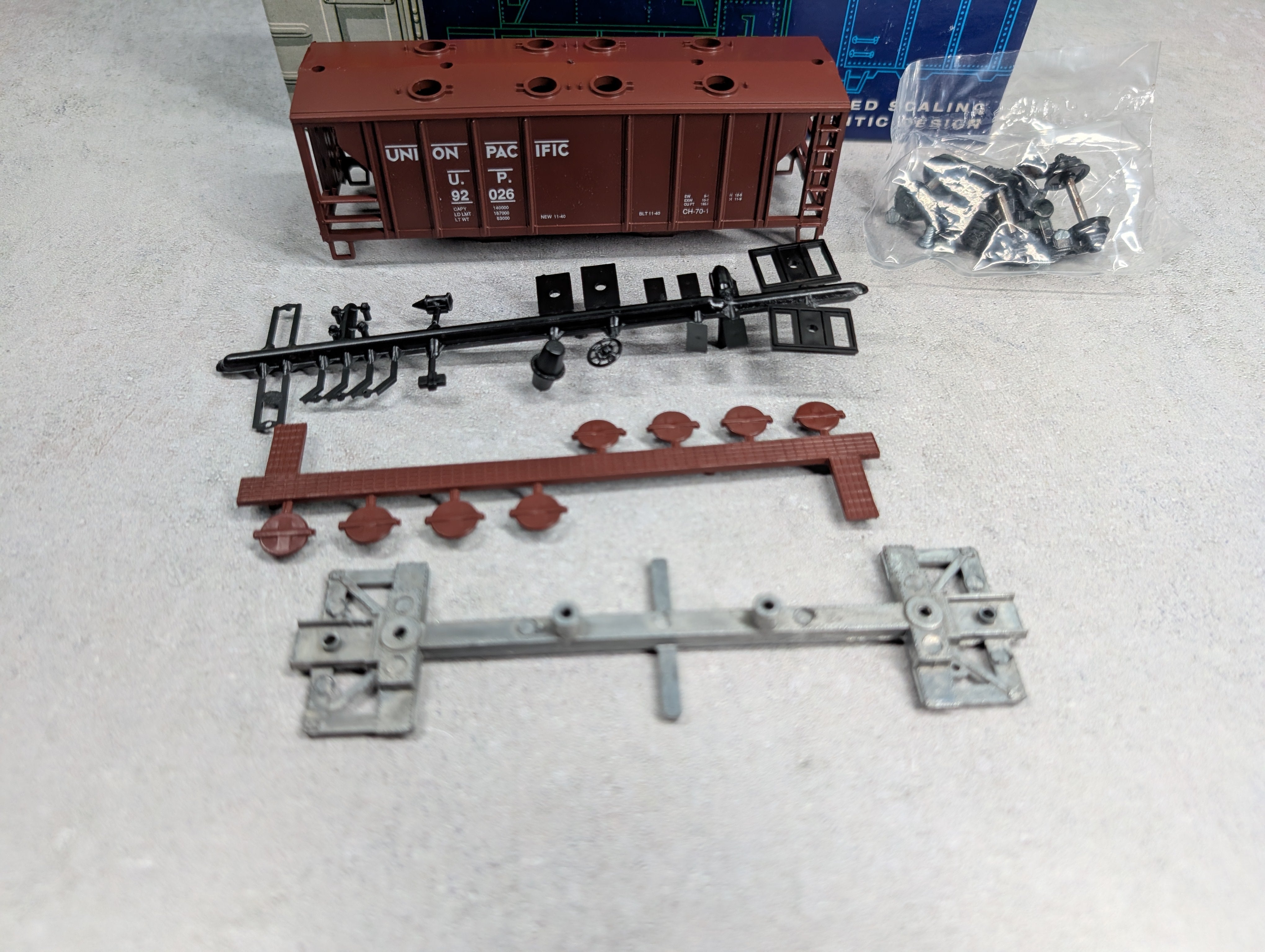 USED Roundhouse 3221 HO Scale 2 Bay Covered Hopper Union Pacifc UP #92026 KIT