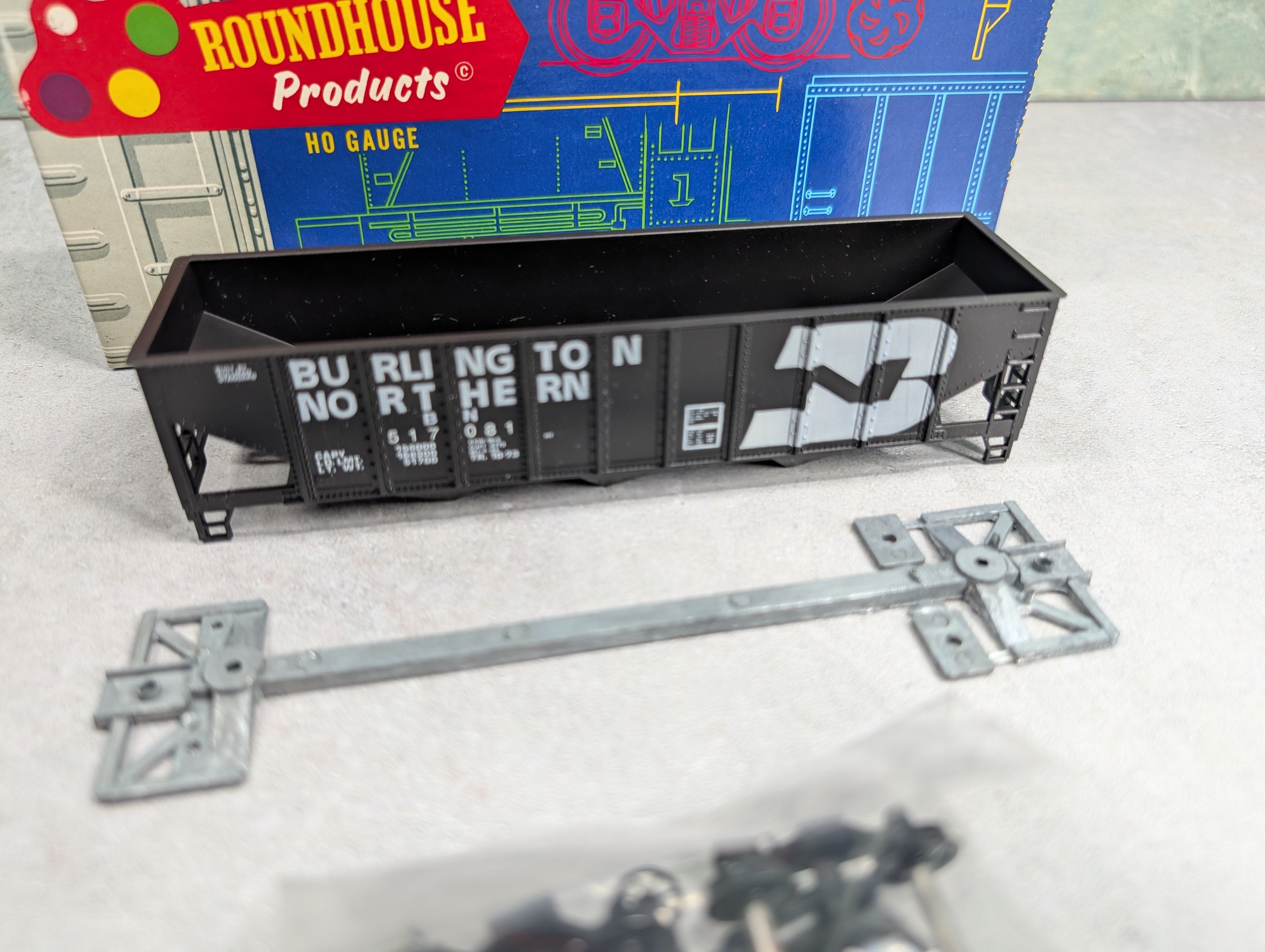 USED Roundhouse 1498 HO Scale 3-Bay Rib Side Hopper Burlington Northern BN #517081 KIT