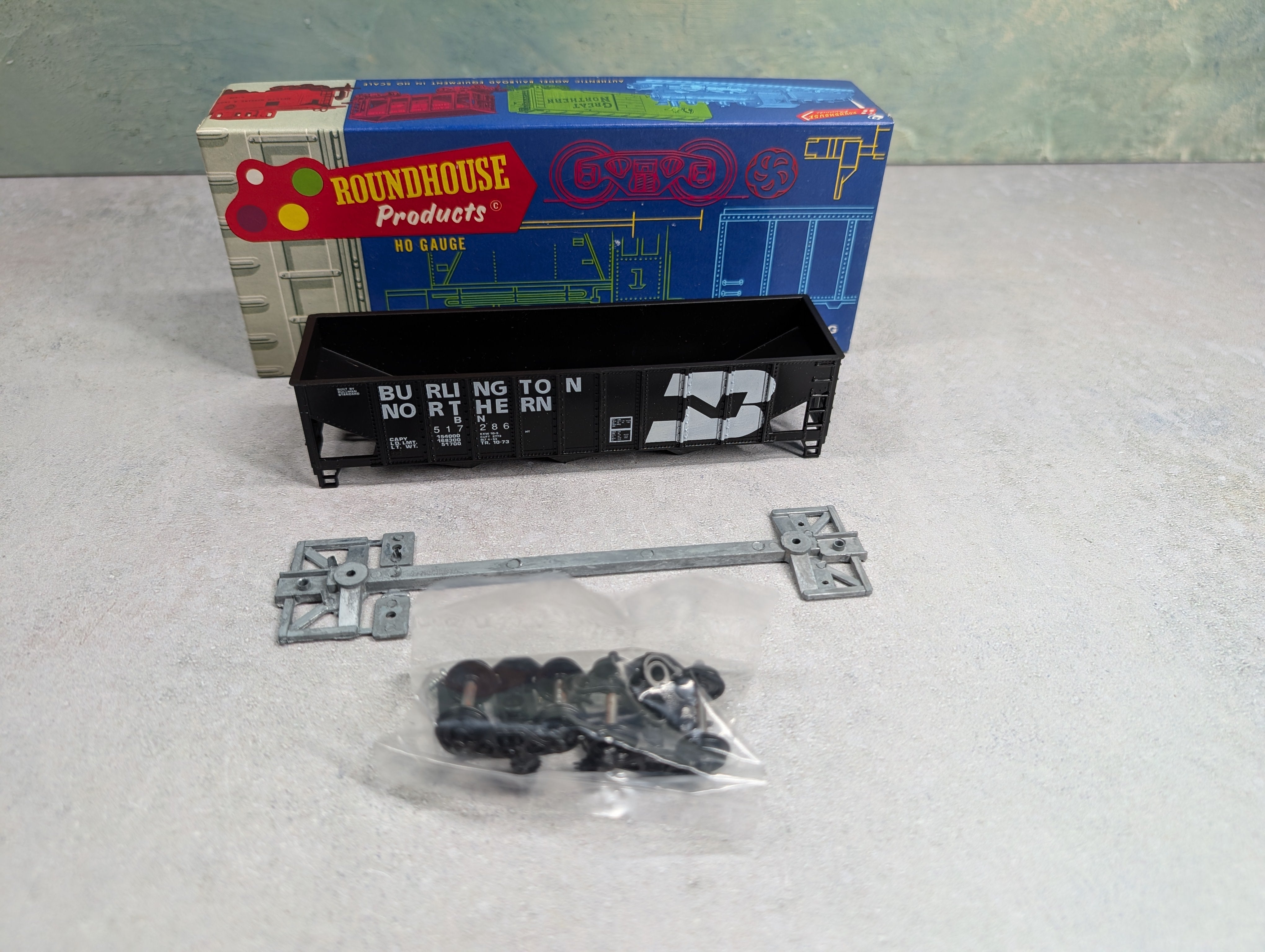 USED Roundhouse HO Scale 3-Bay Rib Side Hopper Burlington Northern BN #517286 KIT