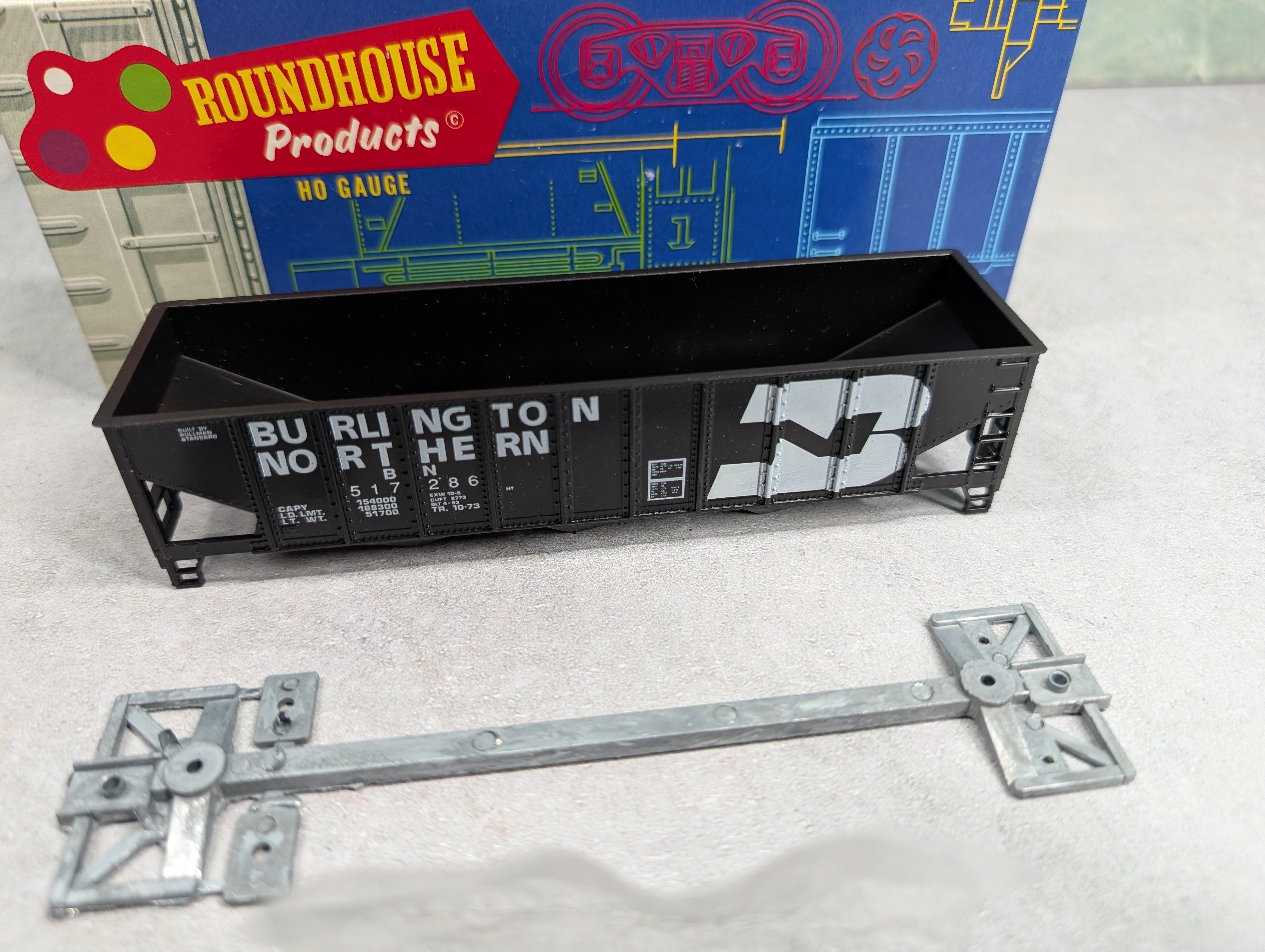 USED Roundhouse HO Scale 3-Bay Rib Side Hopper Burlington Northern BN #517286 KIT