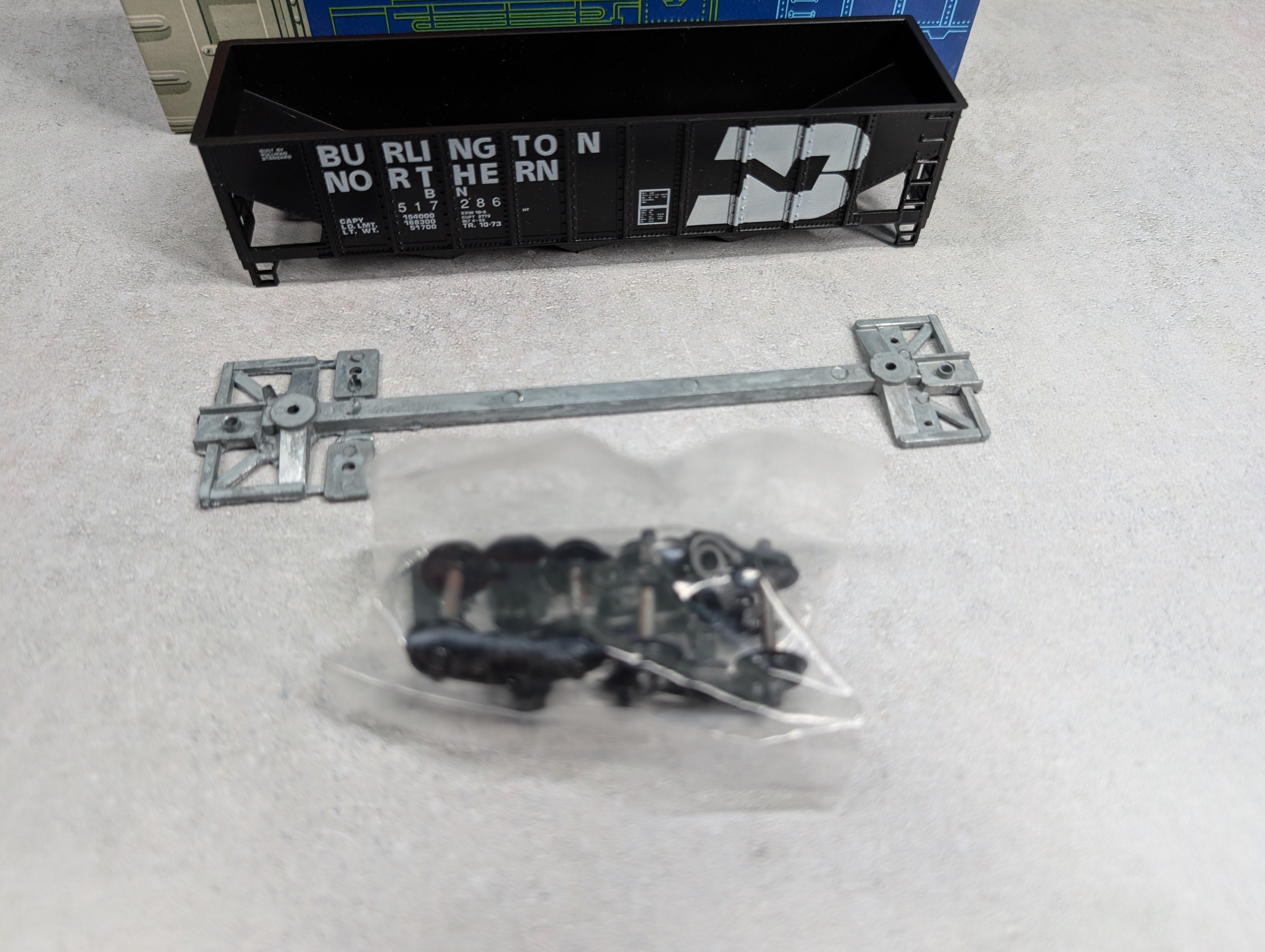 USED Roundhouse HO Scale 3-Bay Rib Side Hopper Burlington Northern BN #517286 KIT