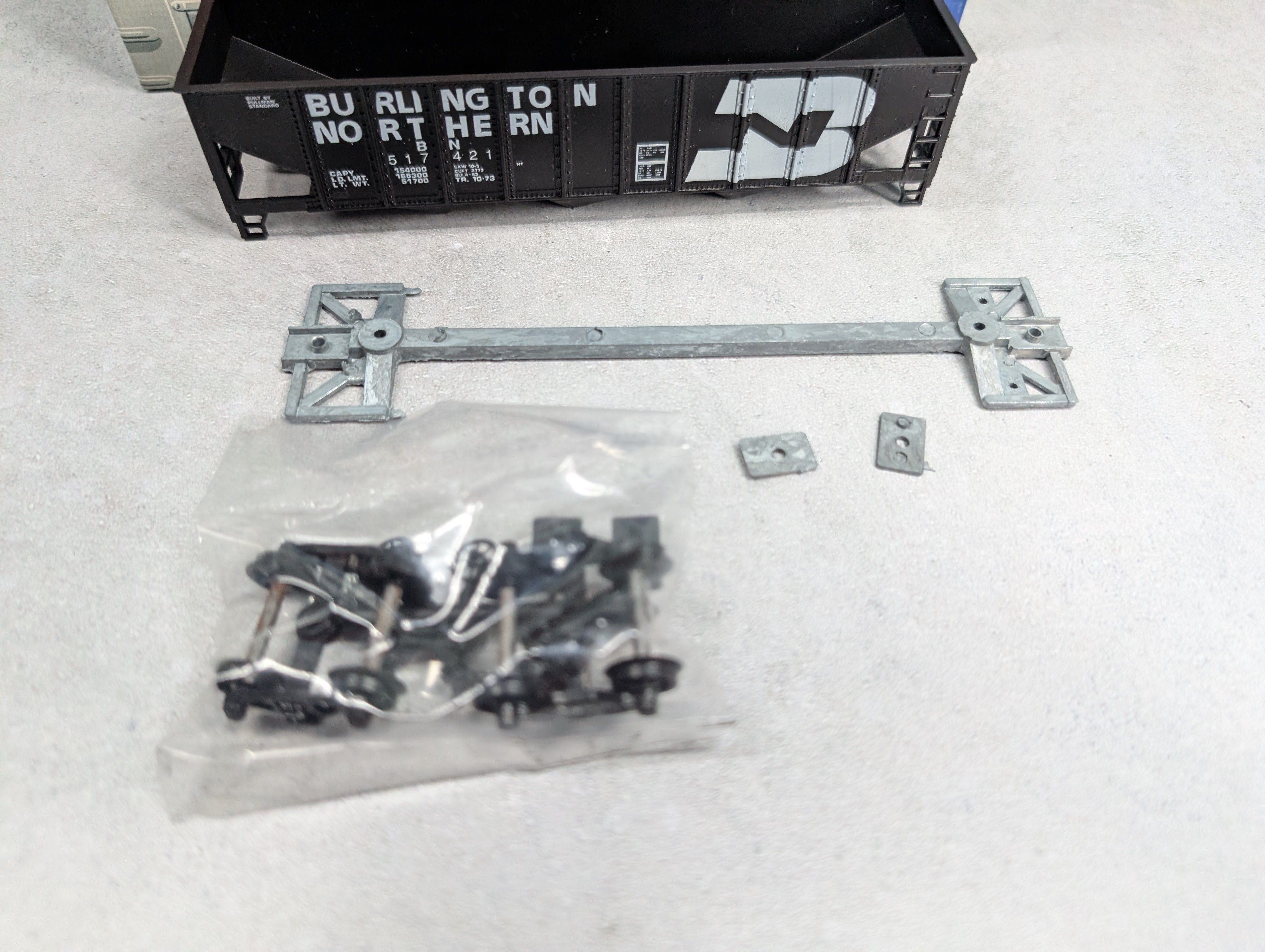 USED Roundhouse 1498 HO Scale 3-Bay Rib Side Hopper Burlington Northern BN #517421 KIT