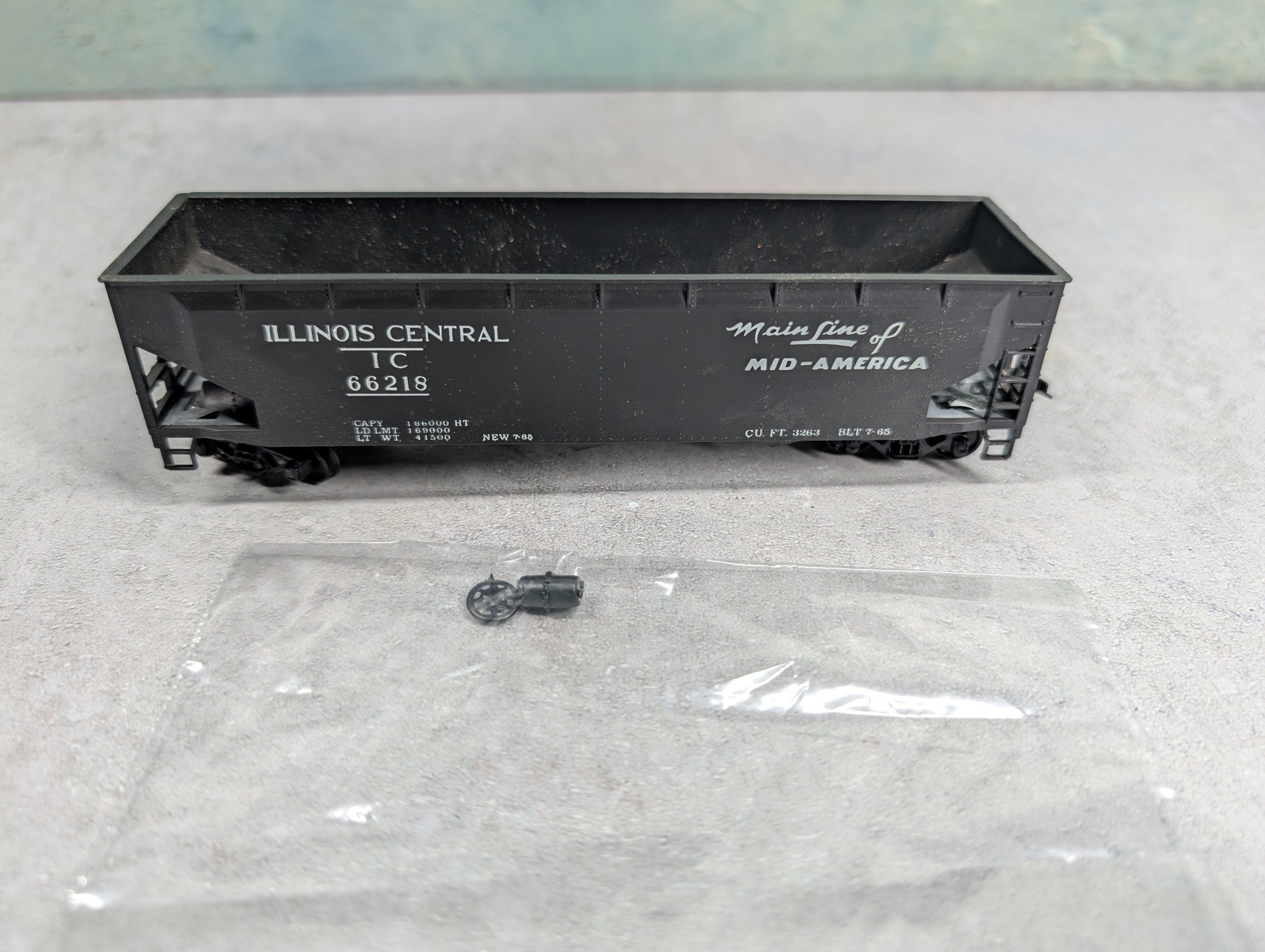 USED Roundhouse 1488 HO Scale 3 Bay Hopper Illinois Central IC #66218