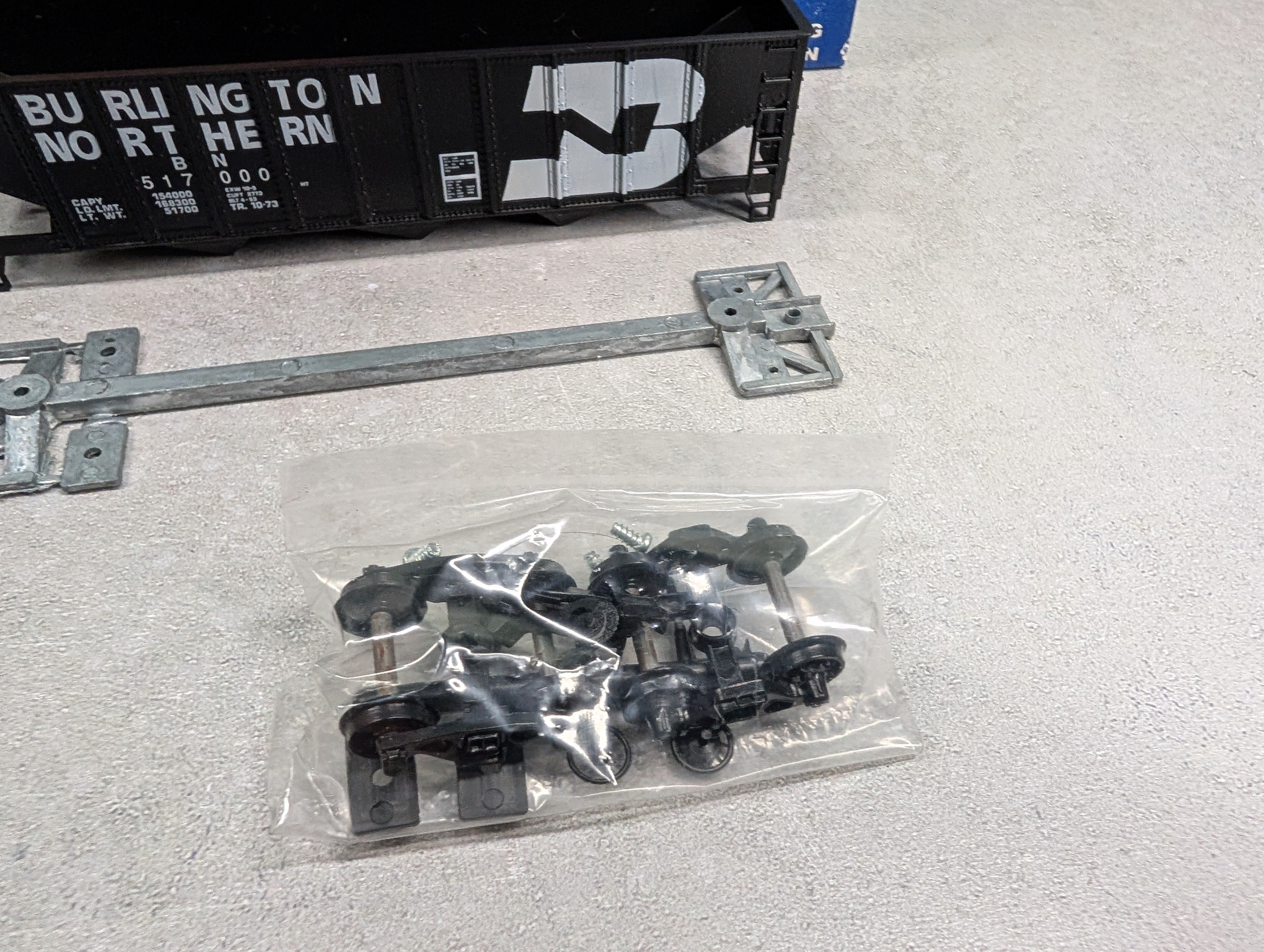 USED Roundhouse 1498 HO Scale 3-Bay Rib Side Hopper Burlington Northern BN #517000 KIT