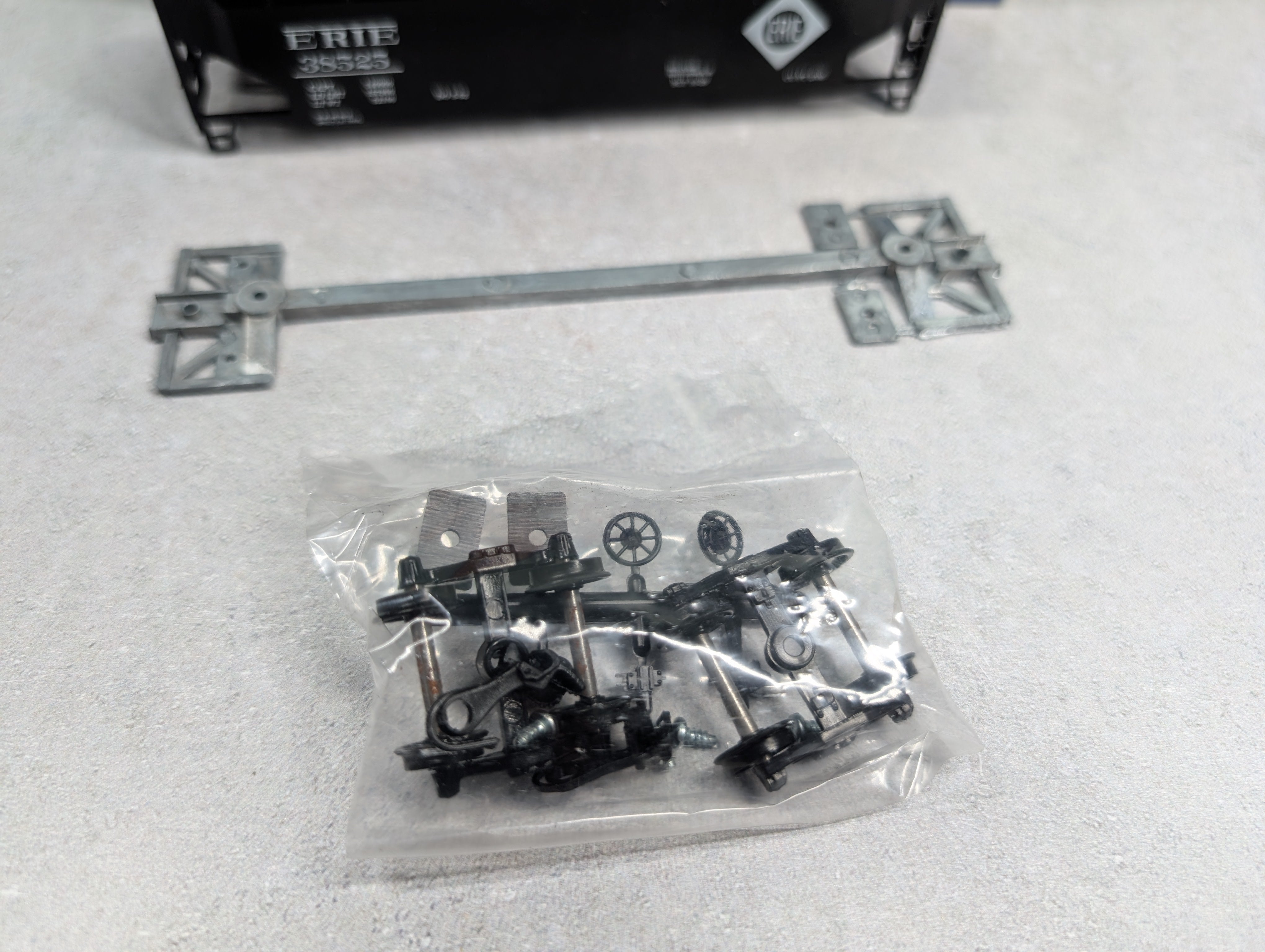 USED Roundhouse 1611 HO Scale 3-Bay Rib Side Hopper Erie #38525 KIT