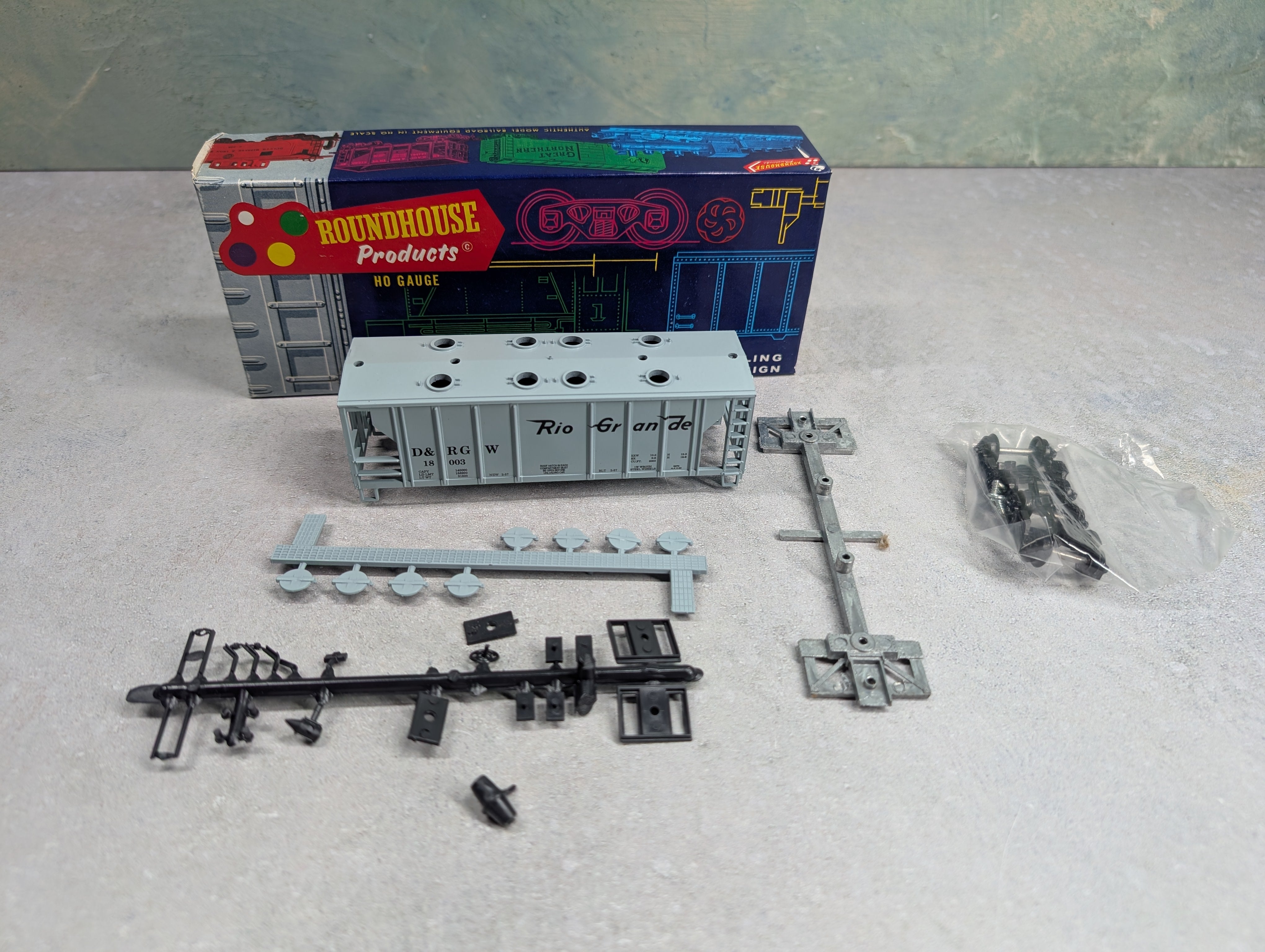 USED Roundhouse 3233 HO Scale 2 Bay Covered Hopper Rio Grande D&RGW #18003 KIT