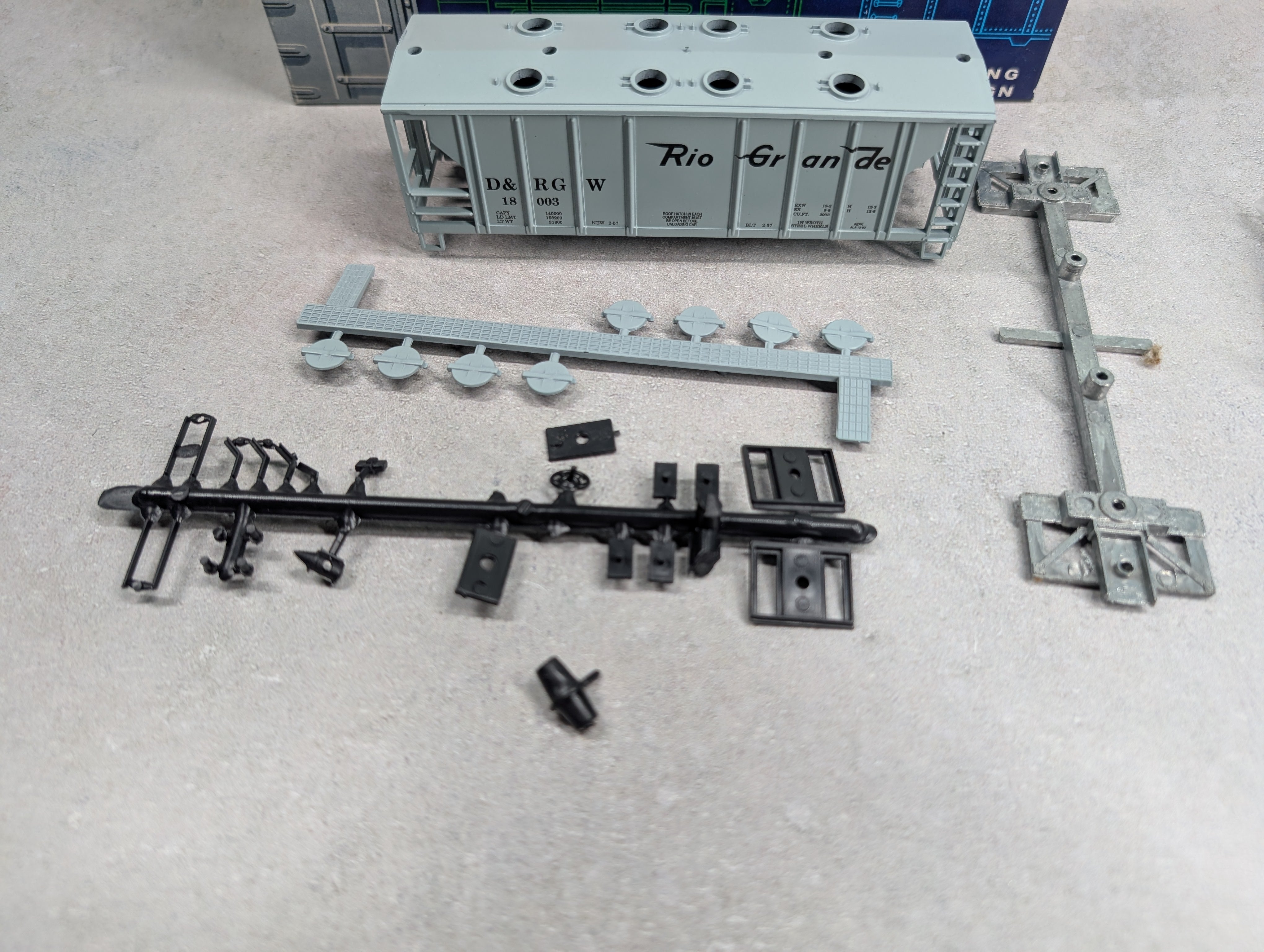 USED Roundhouse 3233 HO Scale 2 Bay Covered Hopper Rio Grande D&RGW #18003 KIT