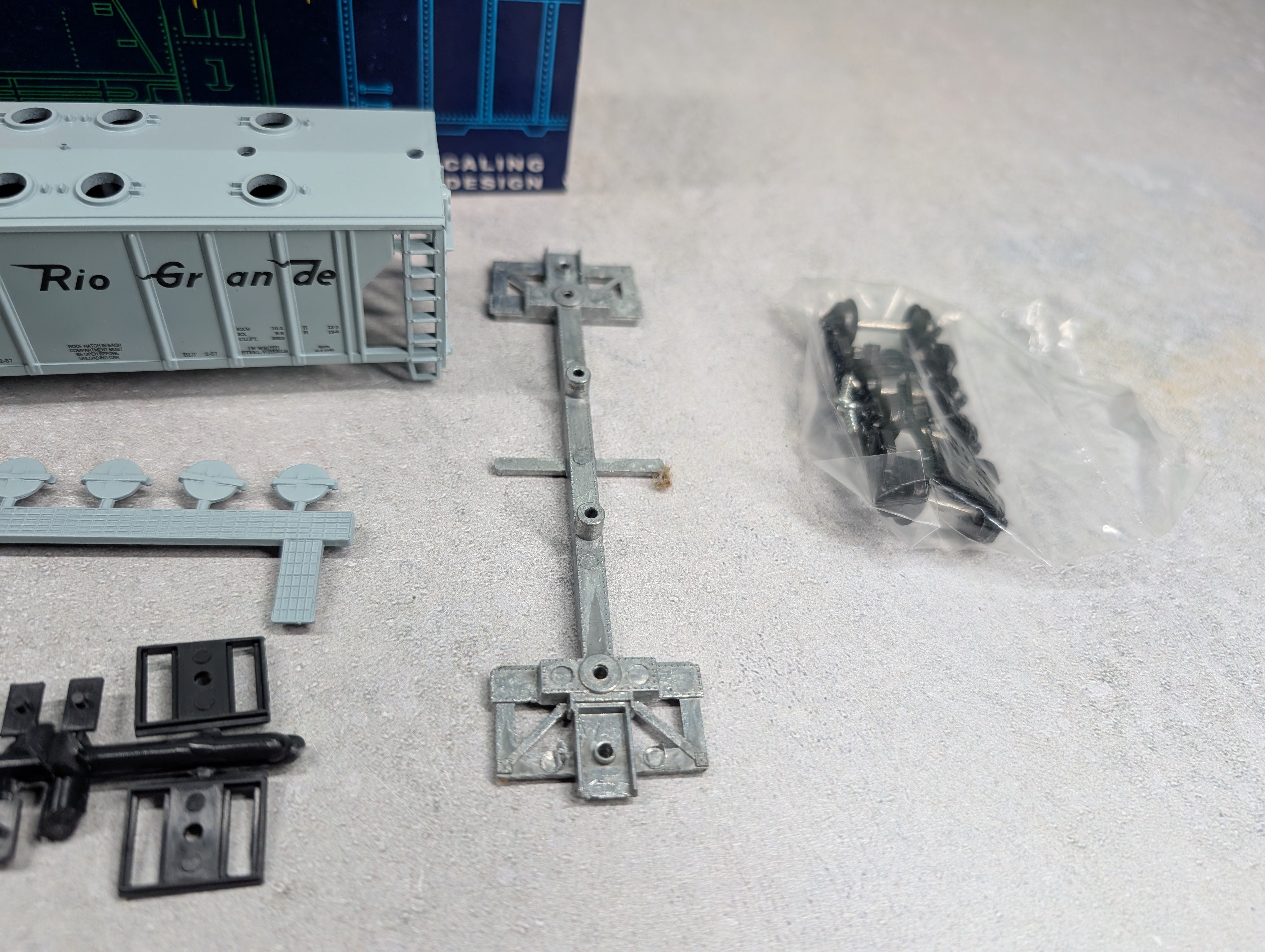 USED Roundhouse 3233 HO Scale 2 Bay Covered Hopper Rio Grande D&RGW #18003 KIT