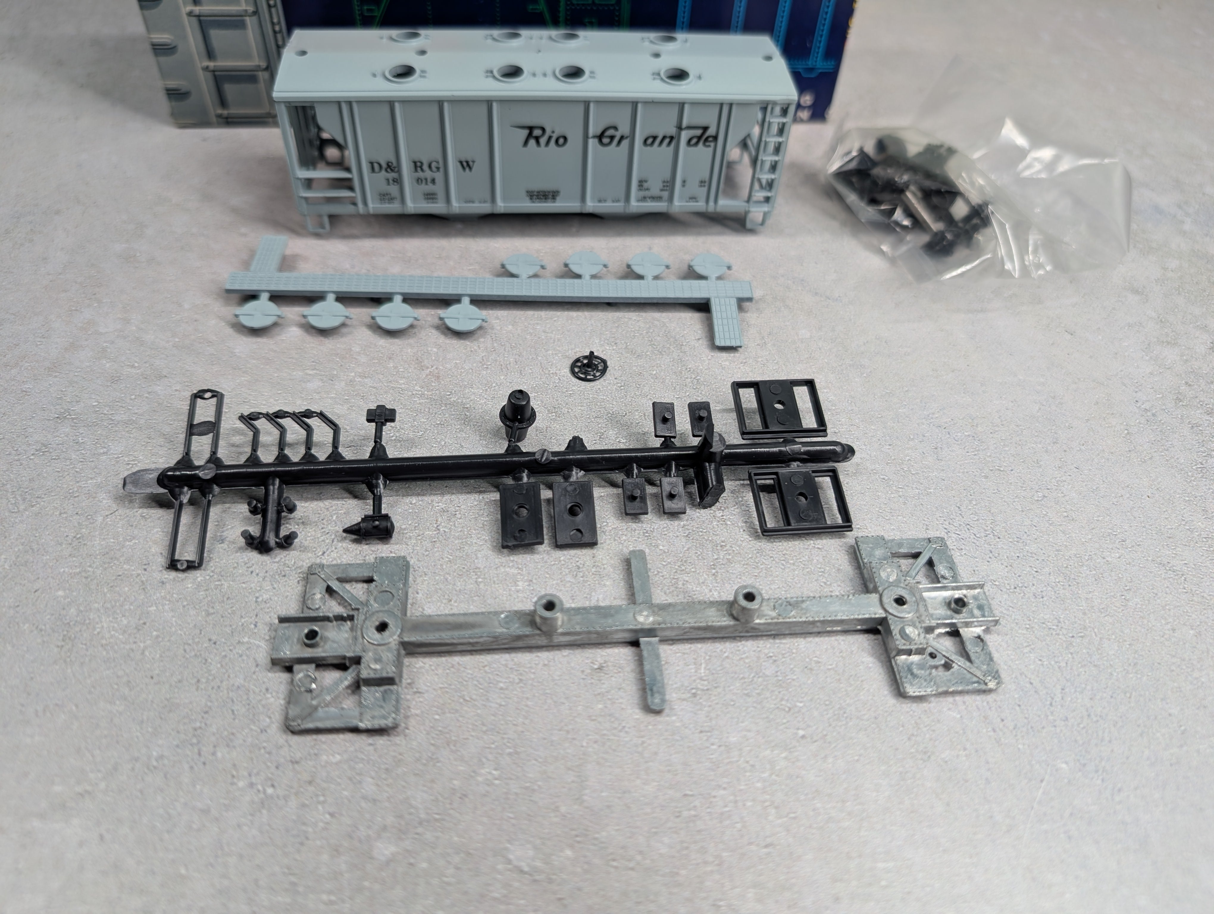 USED Roundhouse 3233 HO Scale 2 Bay Covered Hopper Rio Grande D&RGW #18014 KIT