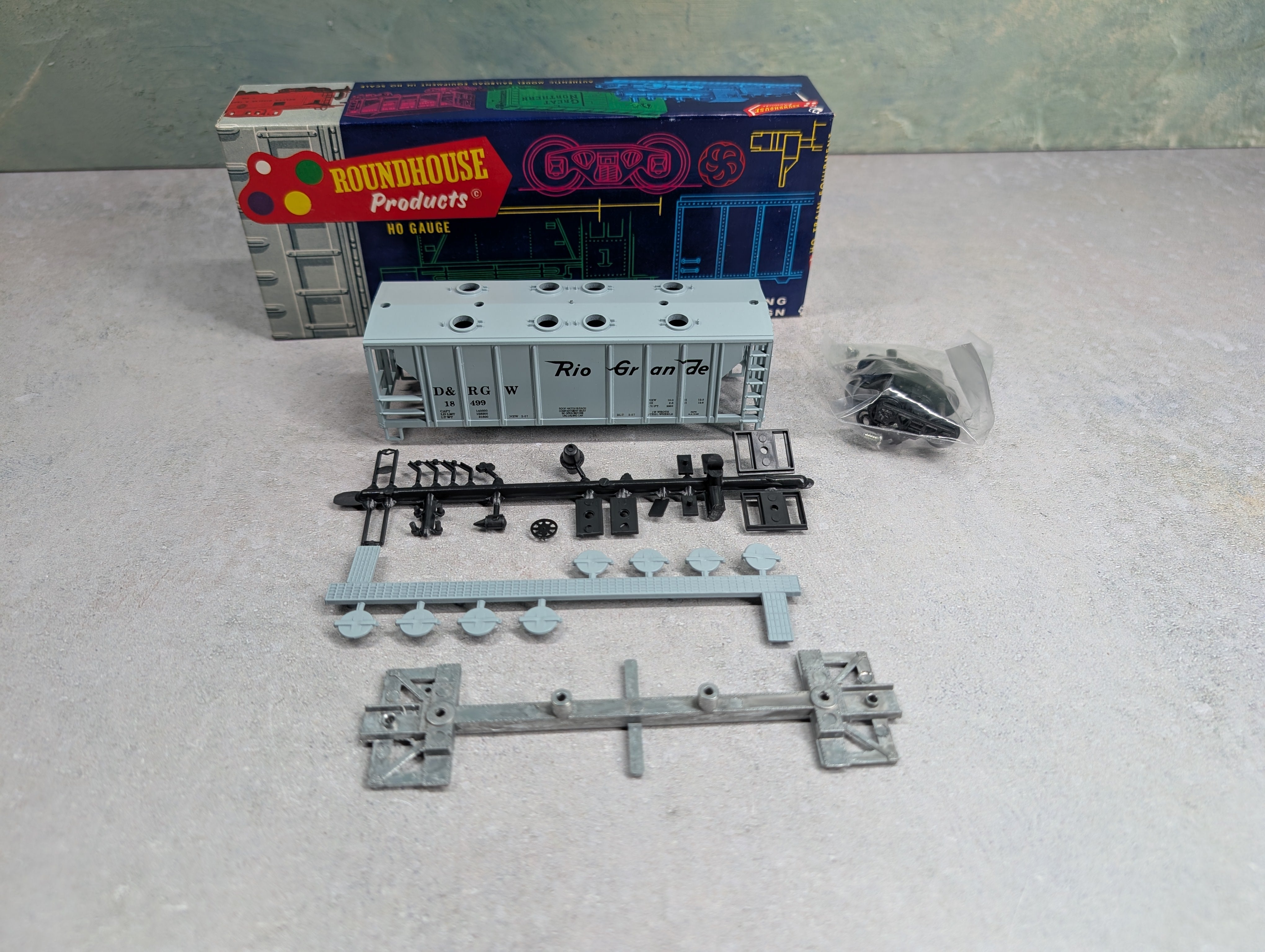 USED Roundhouse 3233 HO Scale 2 Bay Covered Hopper Rio Grande D&RGW #18499 KIT