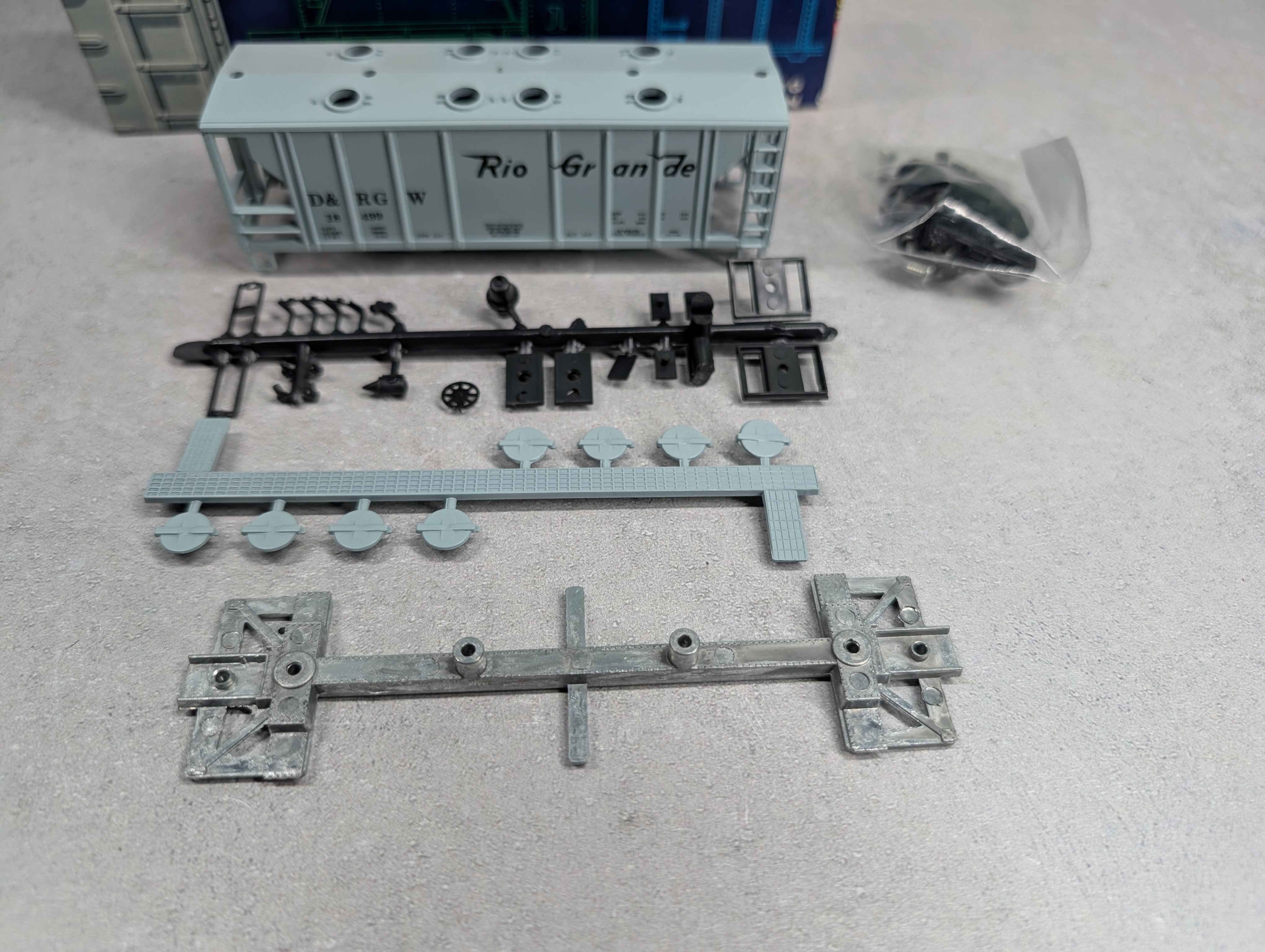 USED Roundhouse 3233 HO Scale 2 Bay Covered Hopper Rio Grande D&RGW #18499 KIT