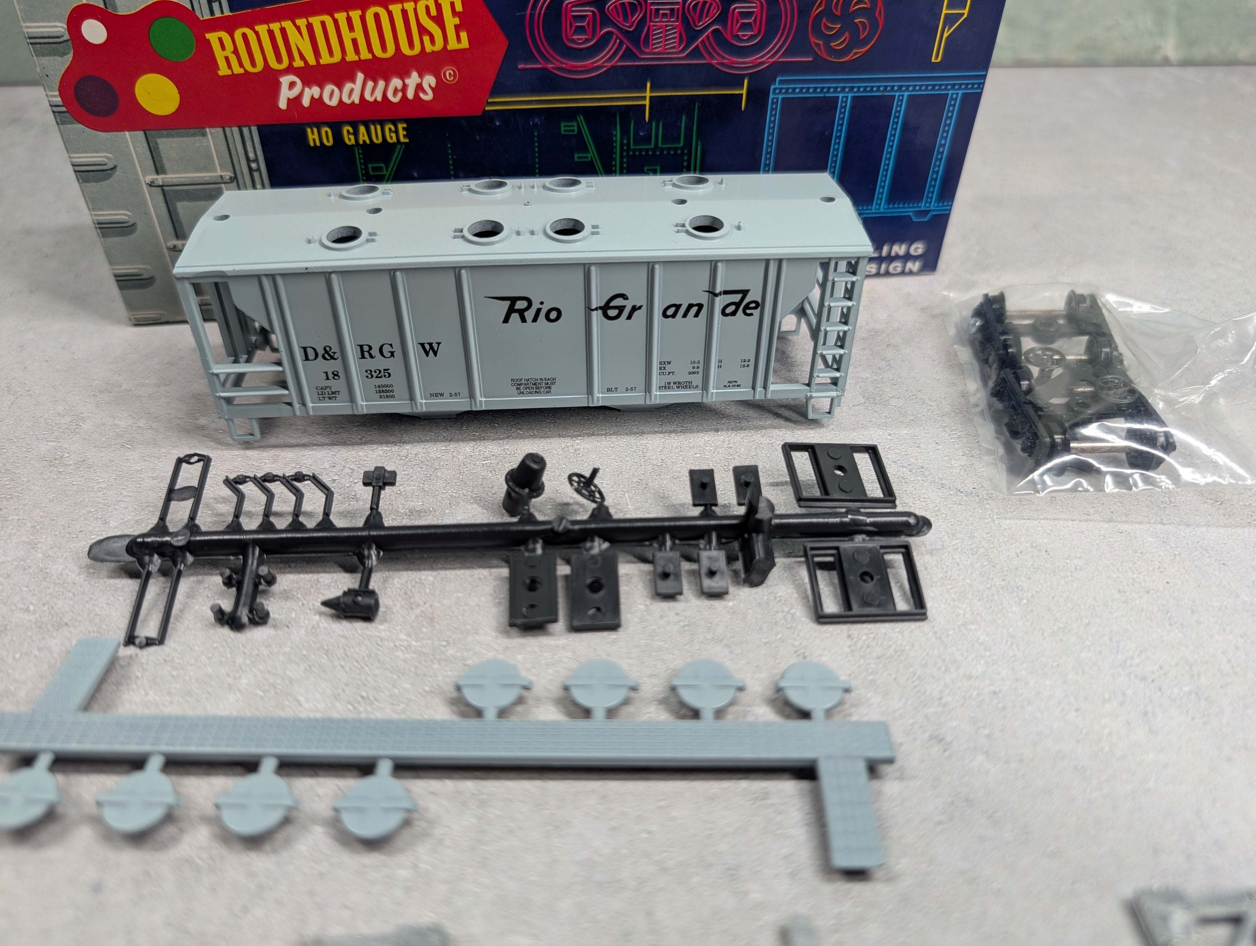 USED Roundhouse 3233 HO Scale 2 Bay Covered Hopper Rio Grande D&RGW #18325 KIT
