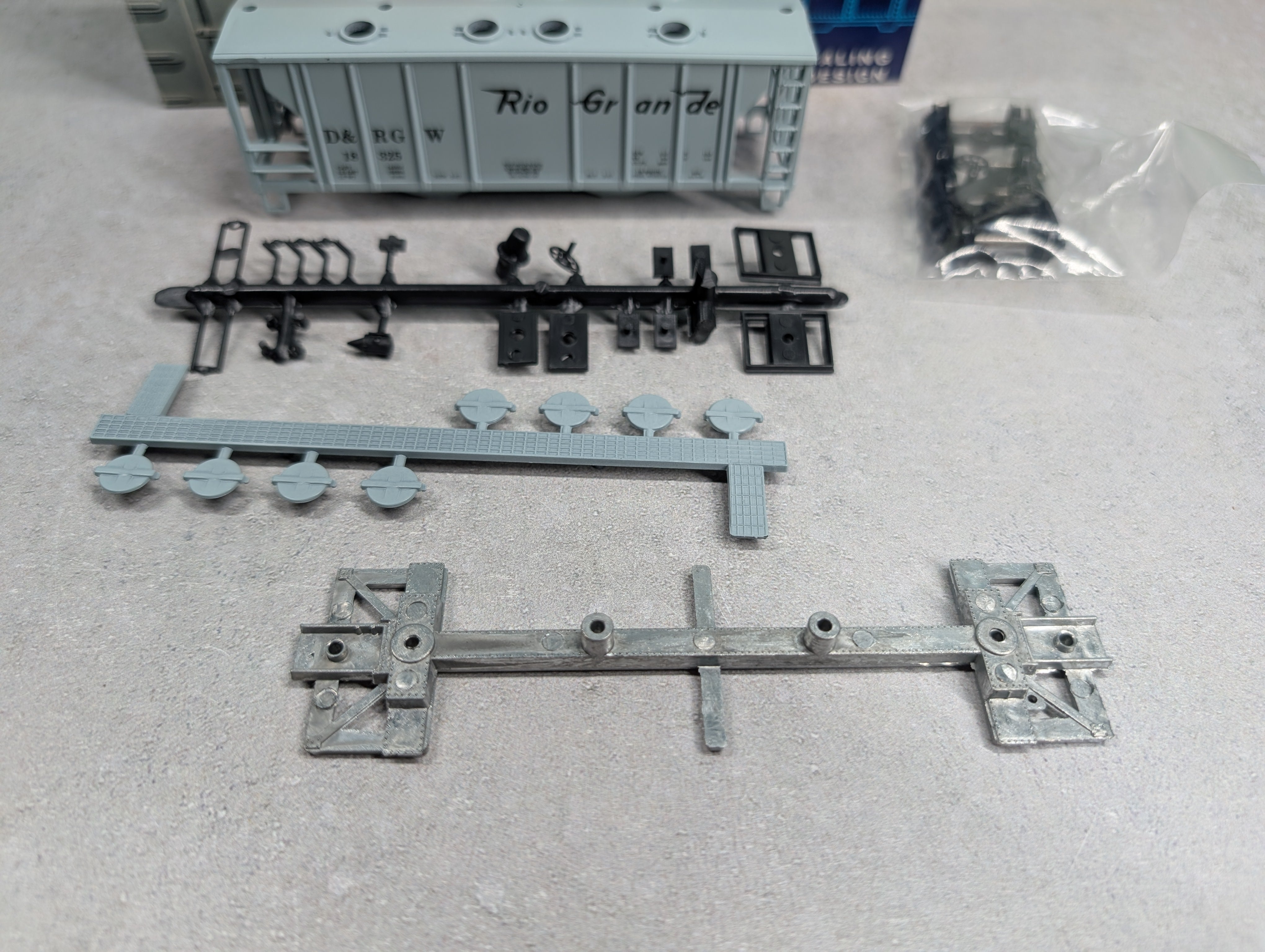 USED Roundhouse 3233 HO Scale 2 Bay Covered Hopper Rio Grande D&RGW #18325 KIT