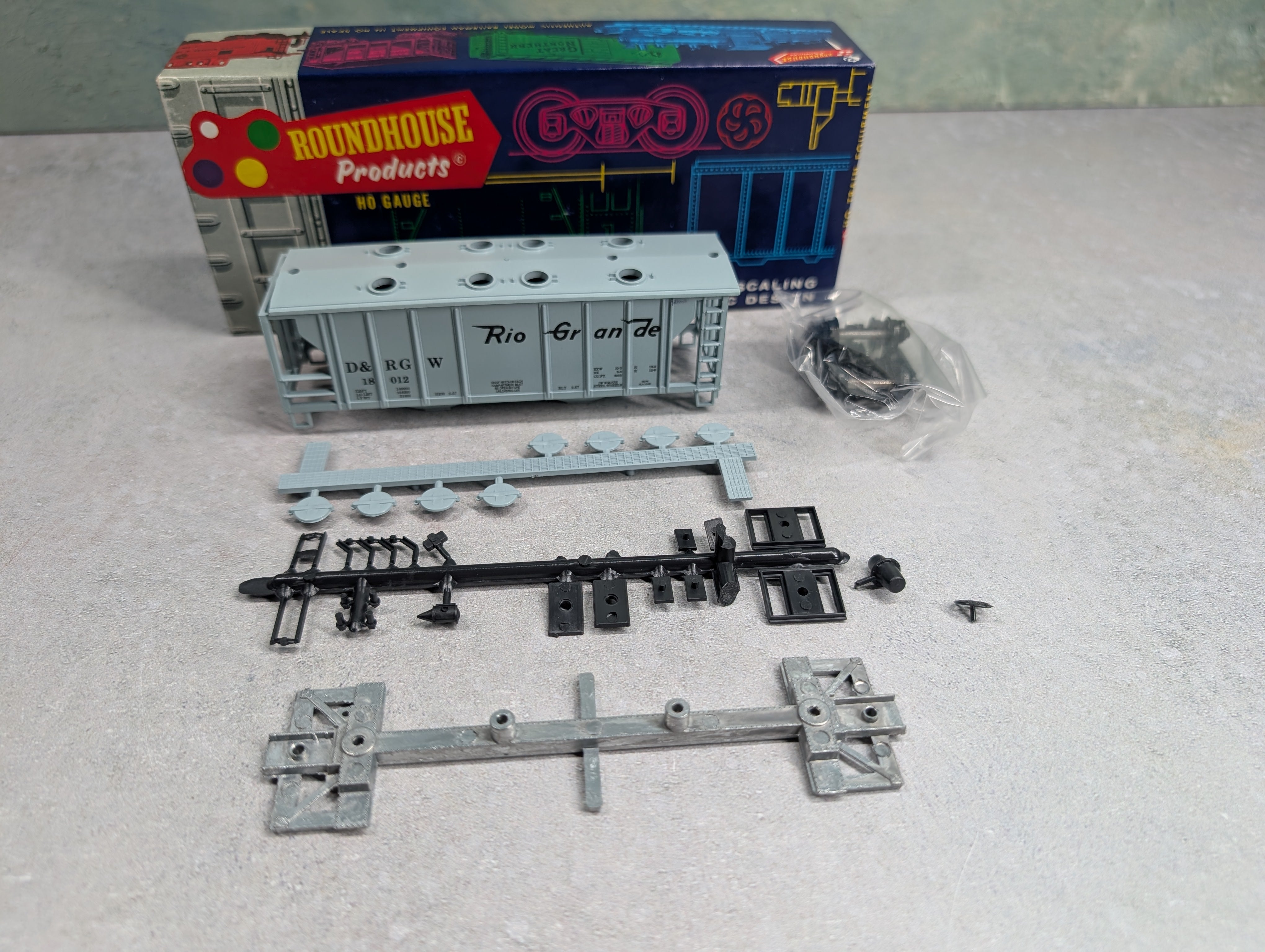 USED Roundhouse 3233 HO Scale 2 Bay Covered Hopper Rio Grande D&RGW #18012 KIT