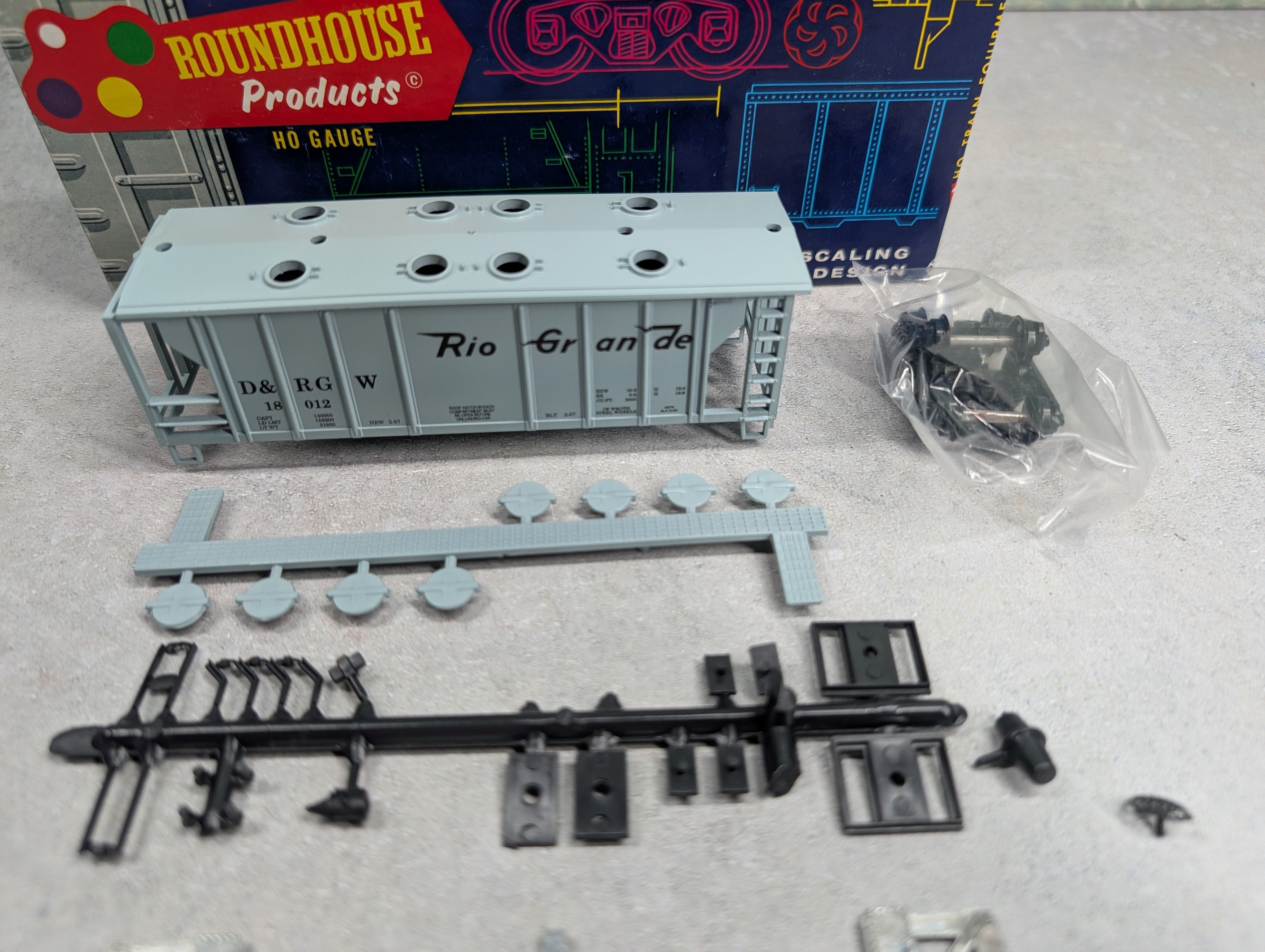 USED Roundhouse 3233 HO Scale 2 Bay Covered Hopper Rio Grande D&RGW #18012 KIT