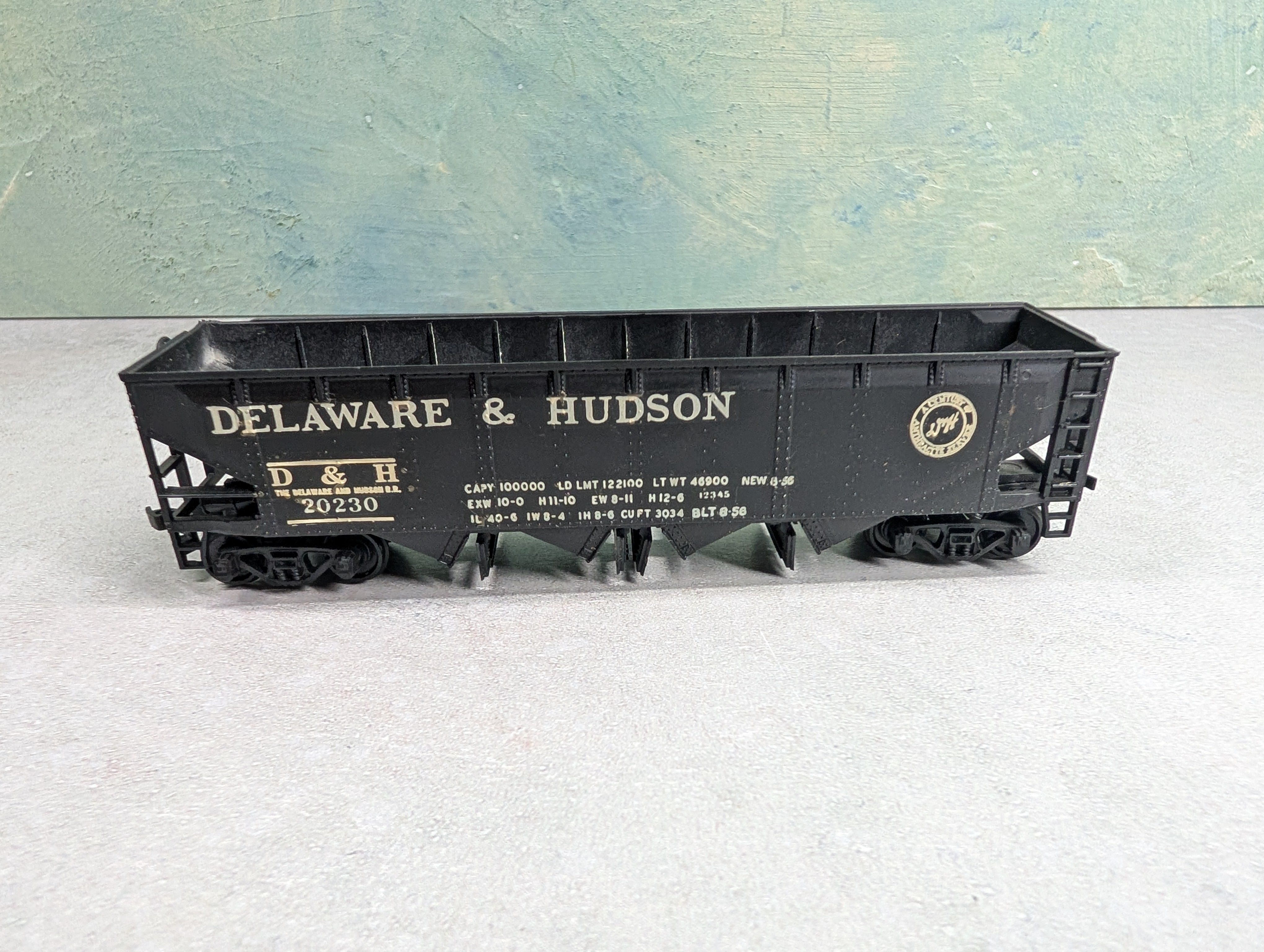 USED Athearn HO Scale 4 Bay Operating Hopper Delaware and Hudson D&H #20230 Decal