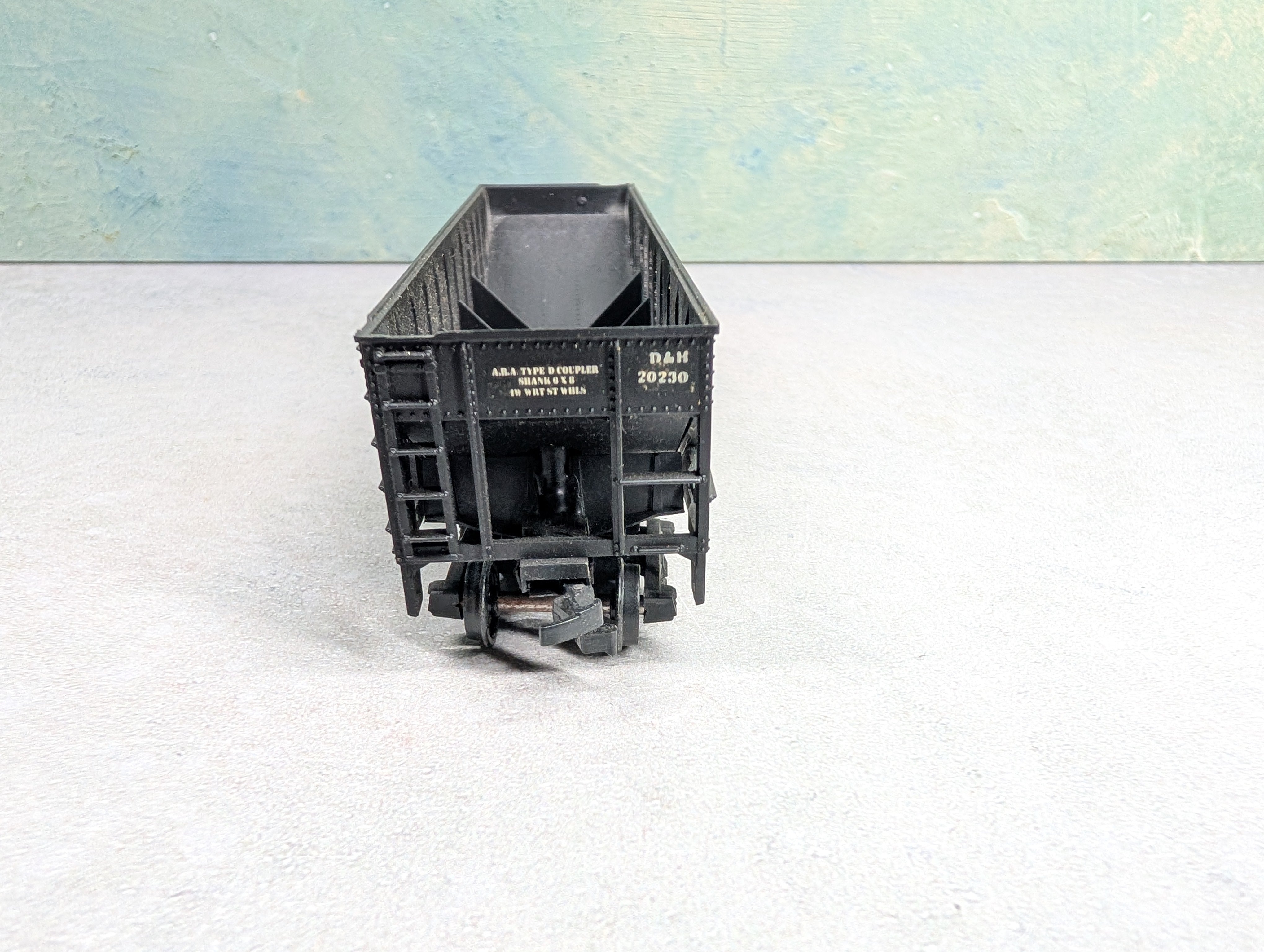 USED Athearn HO Scale 4 Bay Operating Hopper Delaware and Hudson D&H #20230 Decal