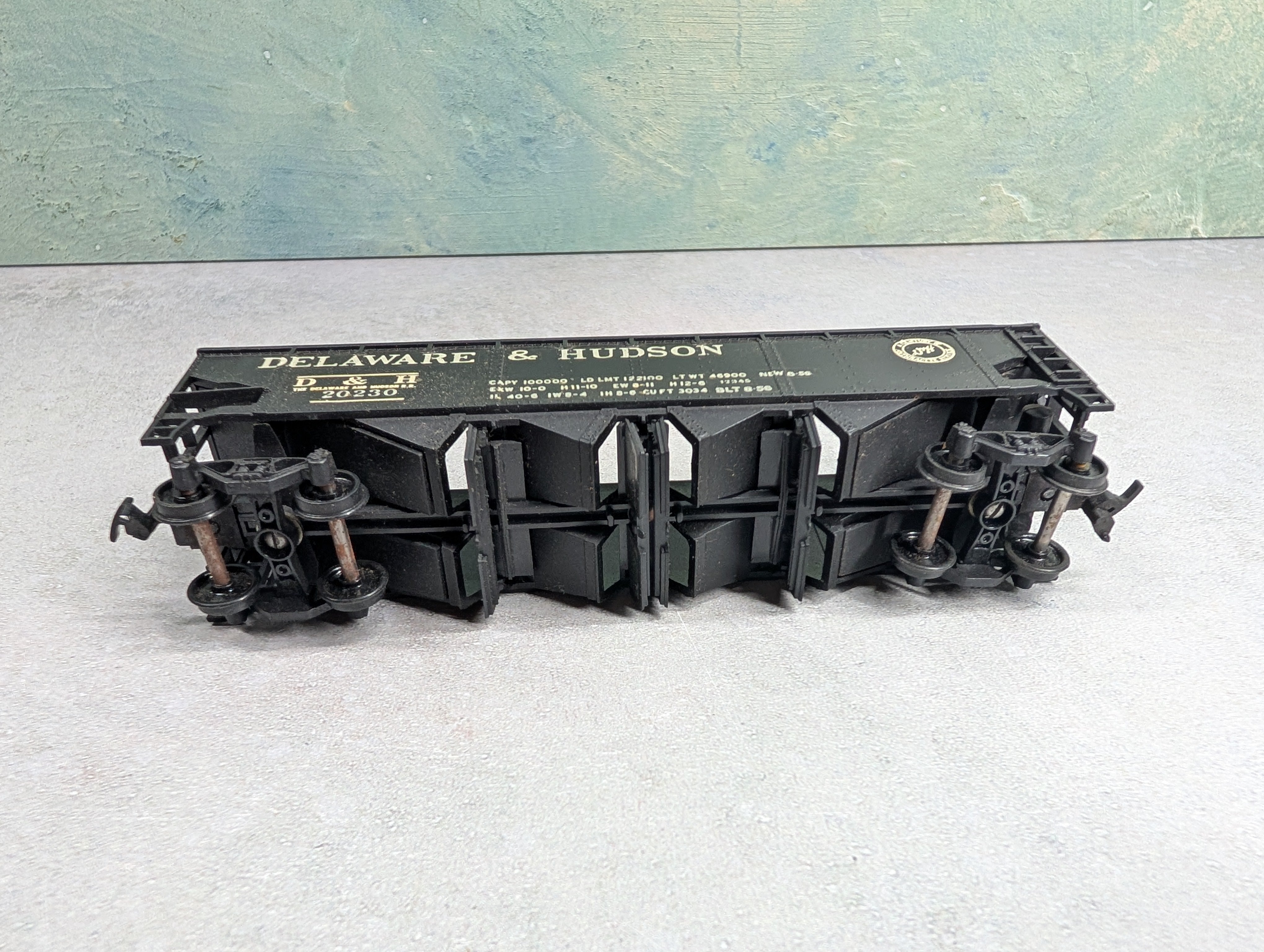 USED Athearn HO Scale 4 Bay Operating Hopper Delaware and Hudson D&H #20230 Decal