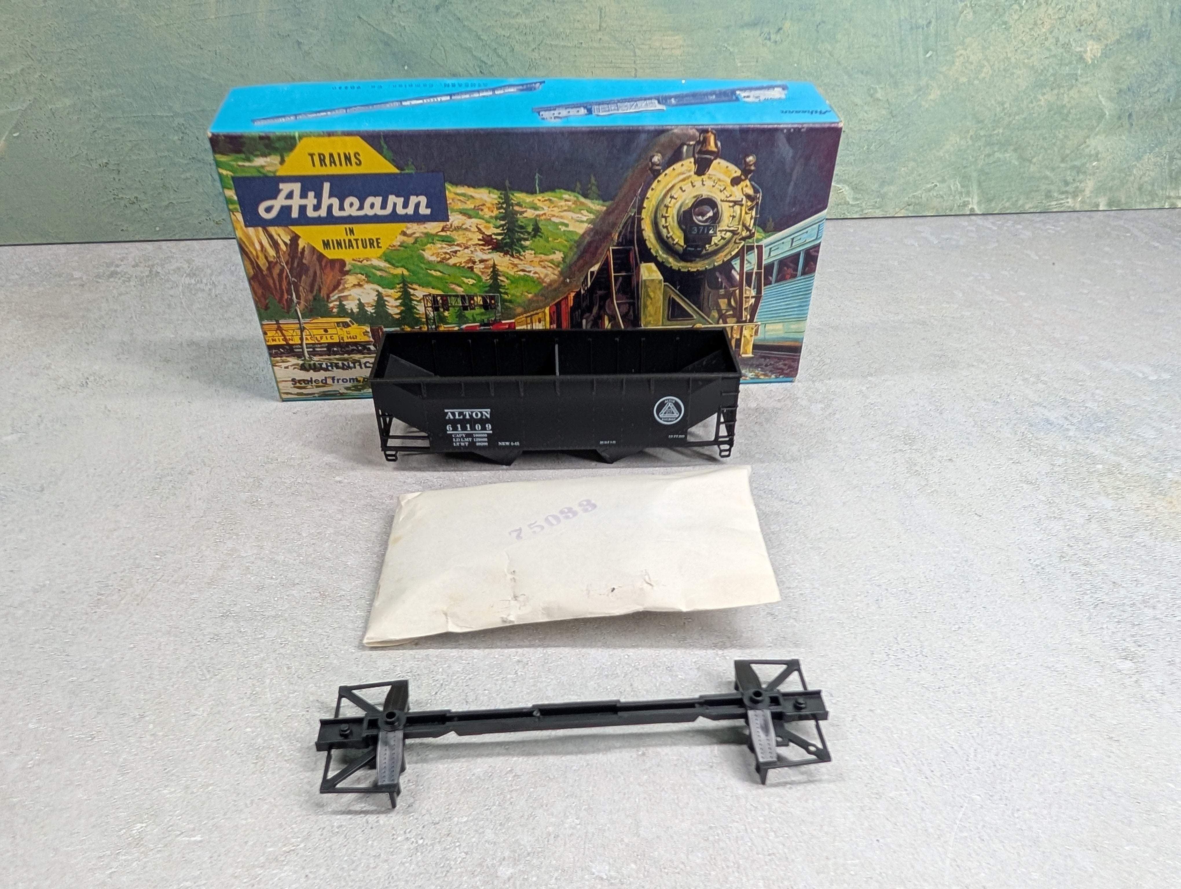 USED Athearn HO Scale 34' Offset Side Hopper Alton Railroad #61109 End Cab Models KIT
