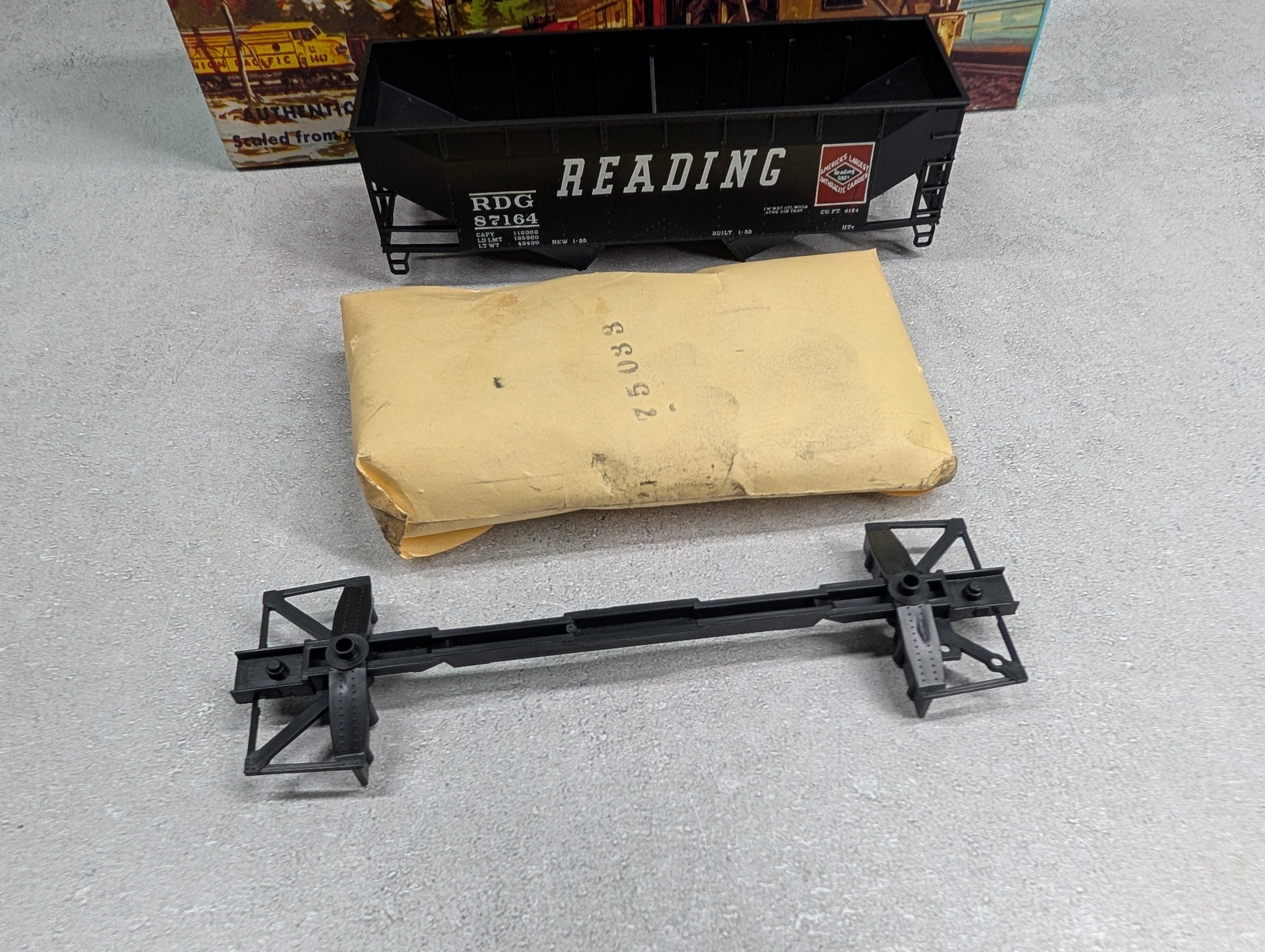 USED Athearn HO Scale 2-Bay 34' Flat-End Hopper Reading RDG #87164 Bev-Bel KIT