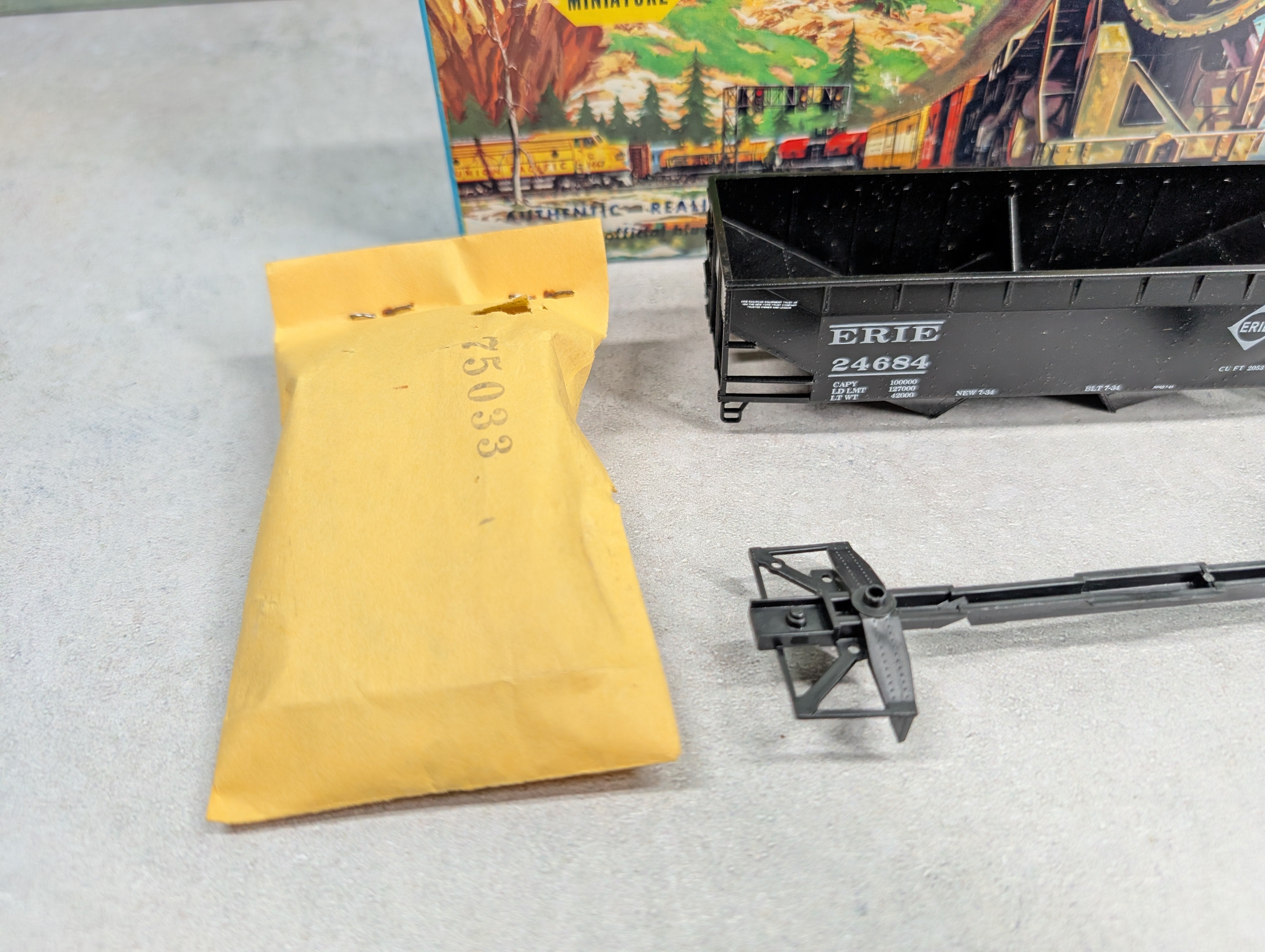 USED Athearn 5407 HO Scale 2-Bay 34' Hopper Erie #24684 KIT